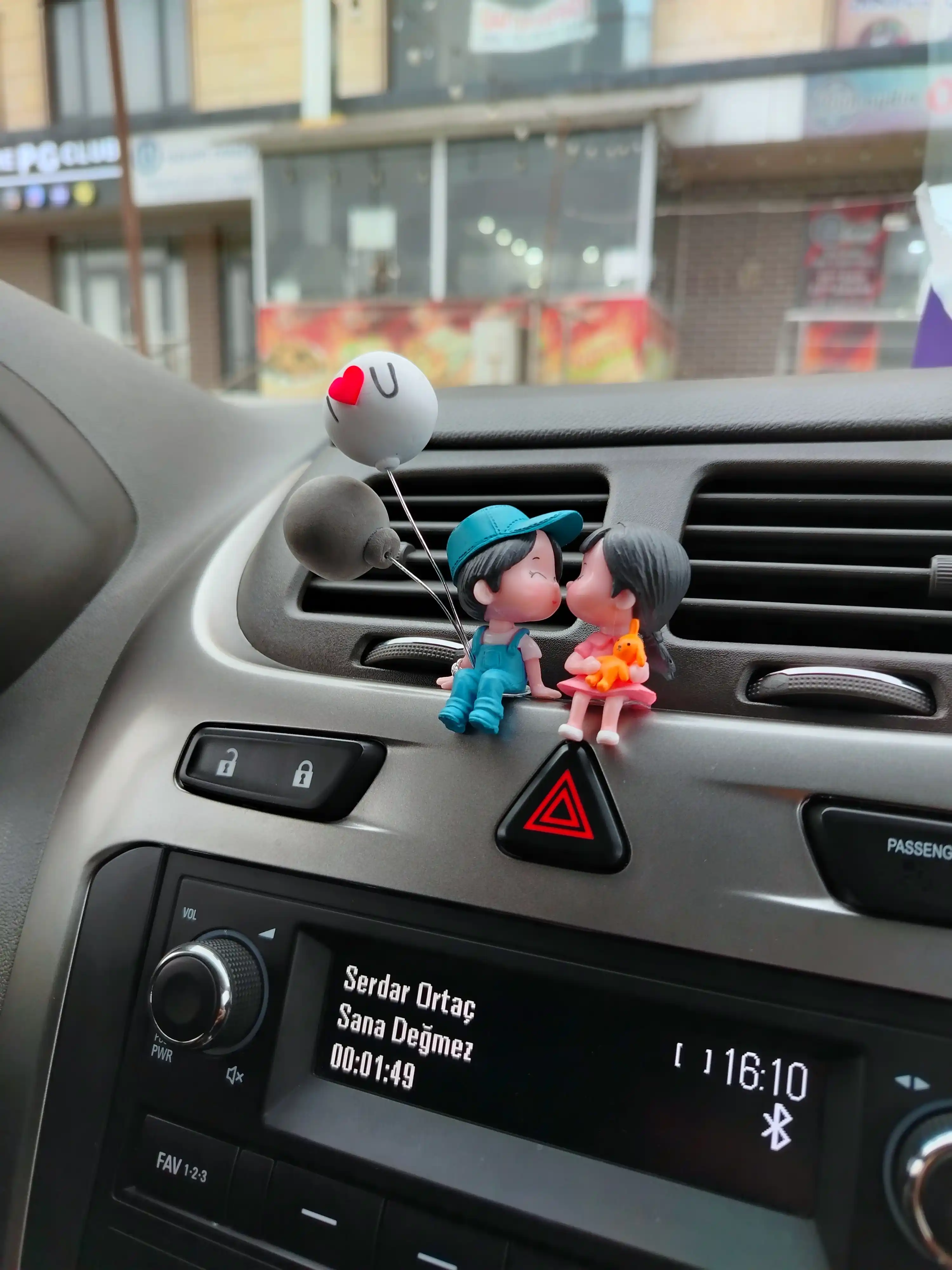 Игрушка на панель авто, фигурка в машину