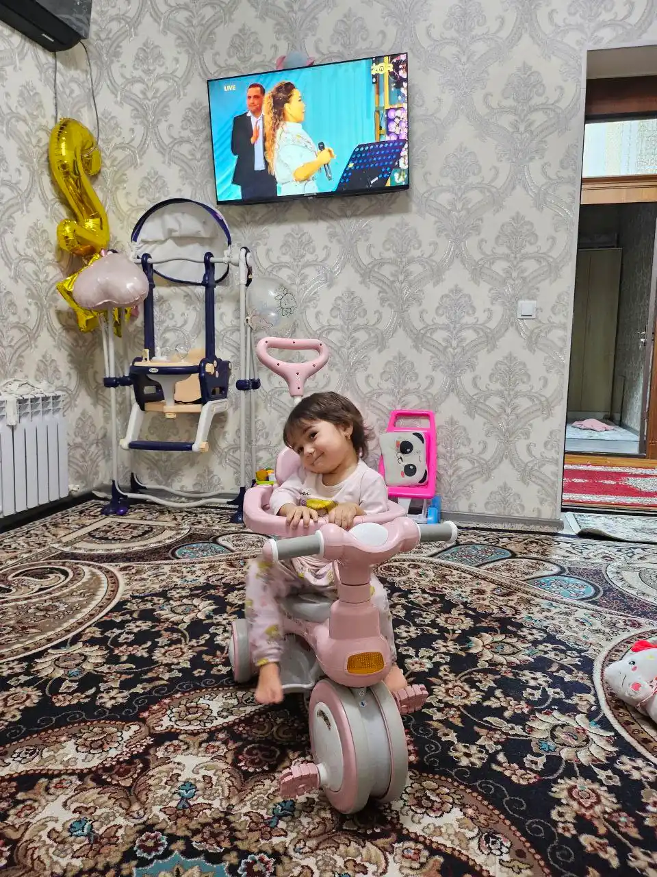 Яркий веселый велосипед, поющий музыку