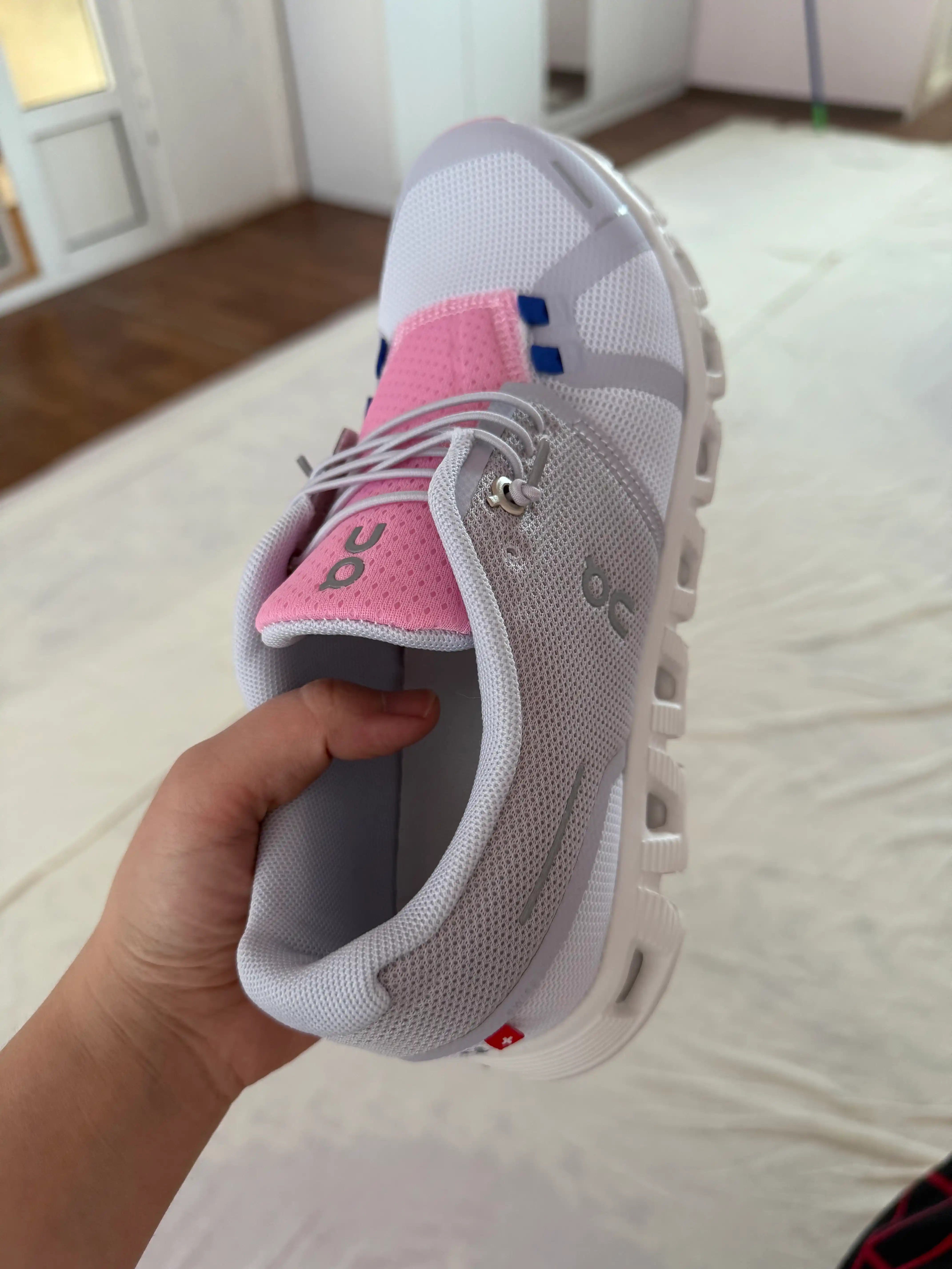 Ayollar krossovkalari On Cloud X