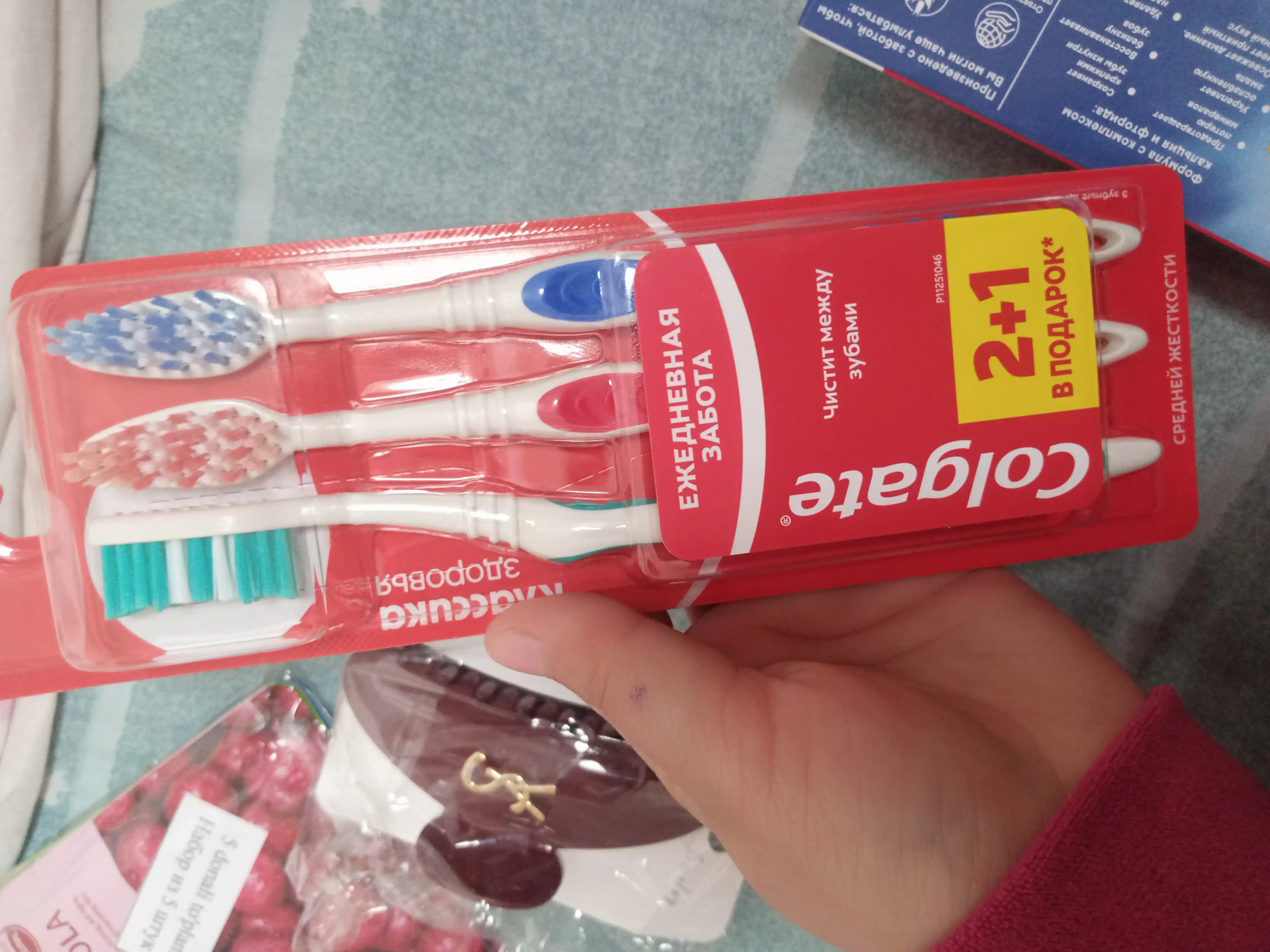 Tish cho'tkasi Colgate Klassik salomatlik, o'rtacha qattiqlik, 2+1