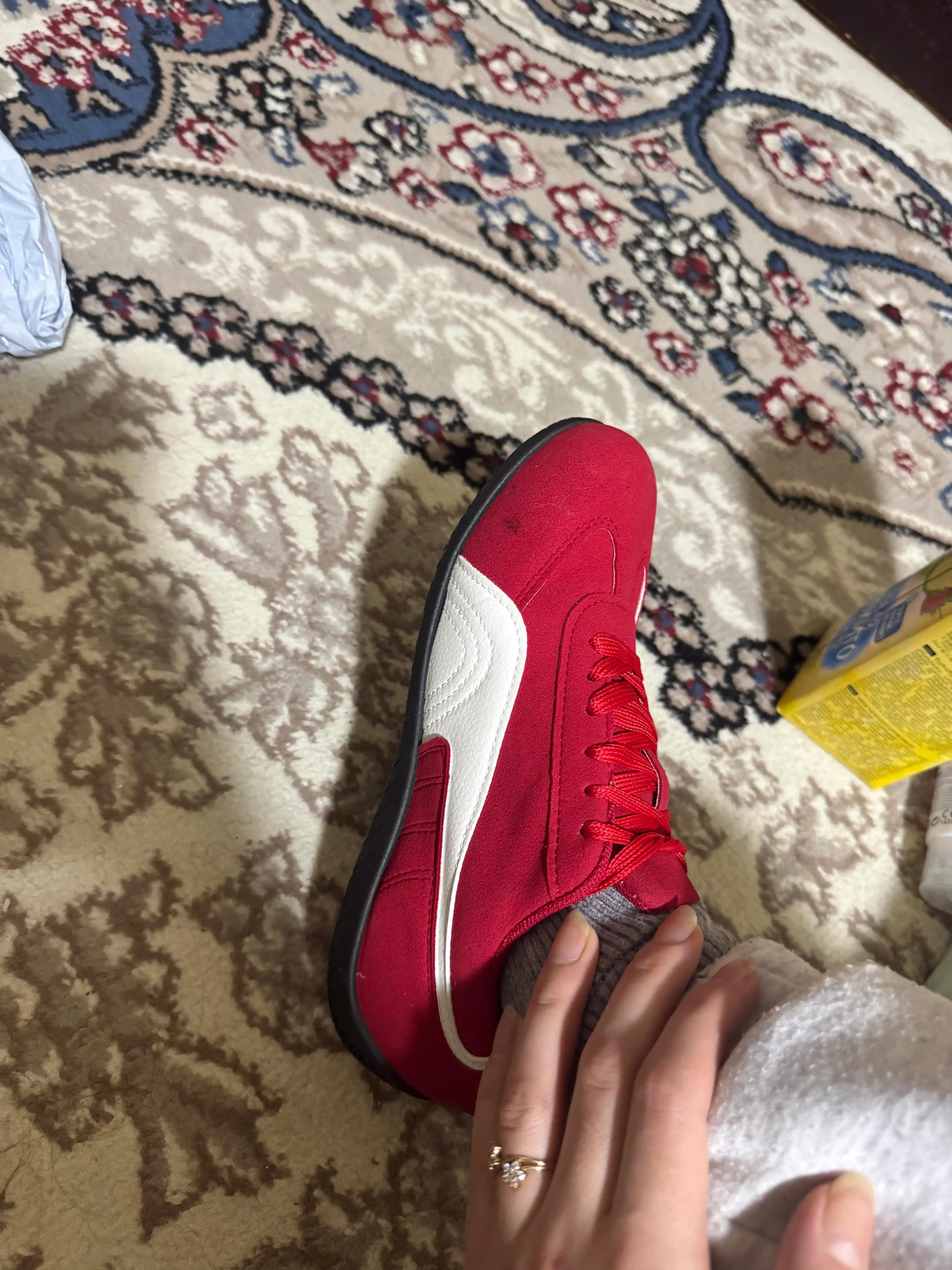 Женские спортивные кроссовки