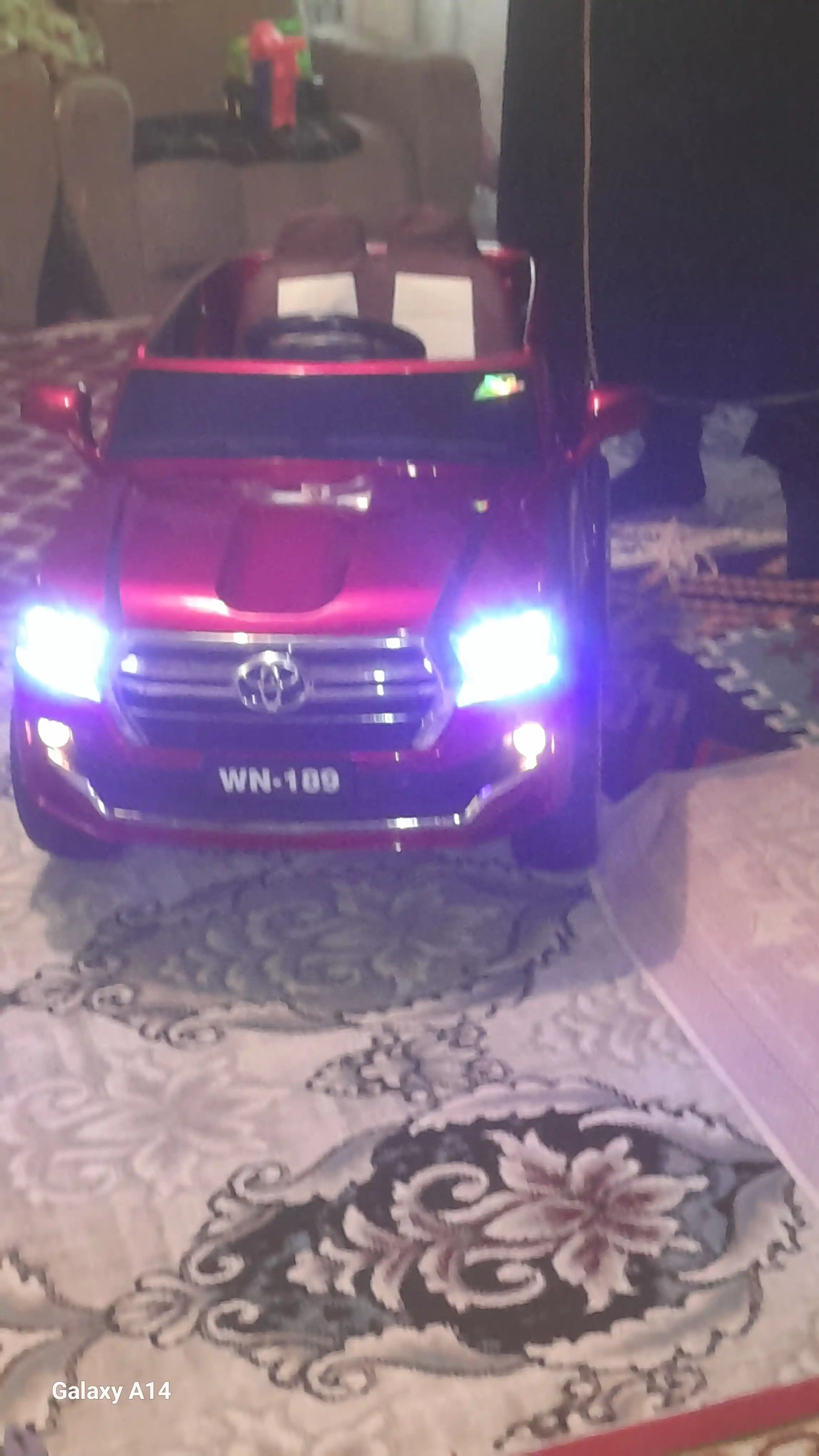 Bolalar elektromobili, radio orqali boshqariladigan pult bilan