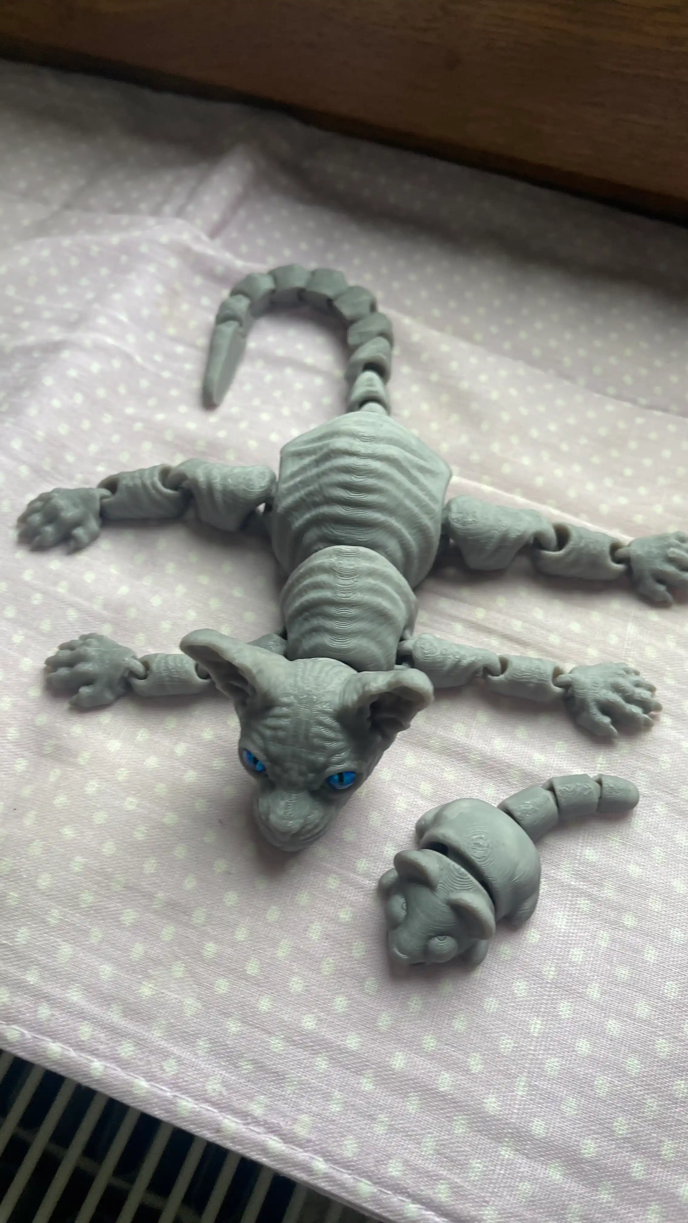 Sfinks mushuk, harakatlanuvchi o‘yinchoq mushuk, mushuk va antistress oqsil. 3d toys