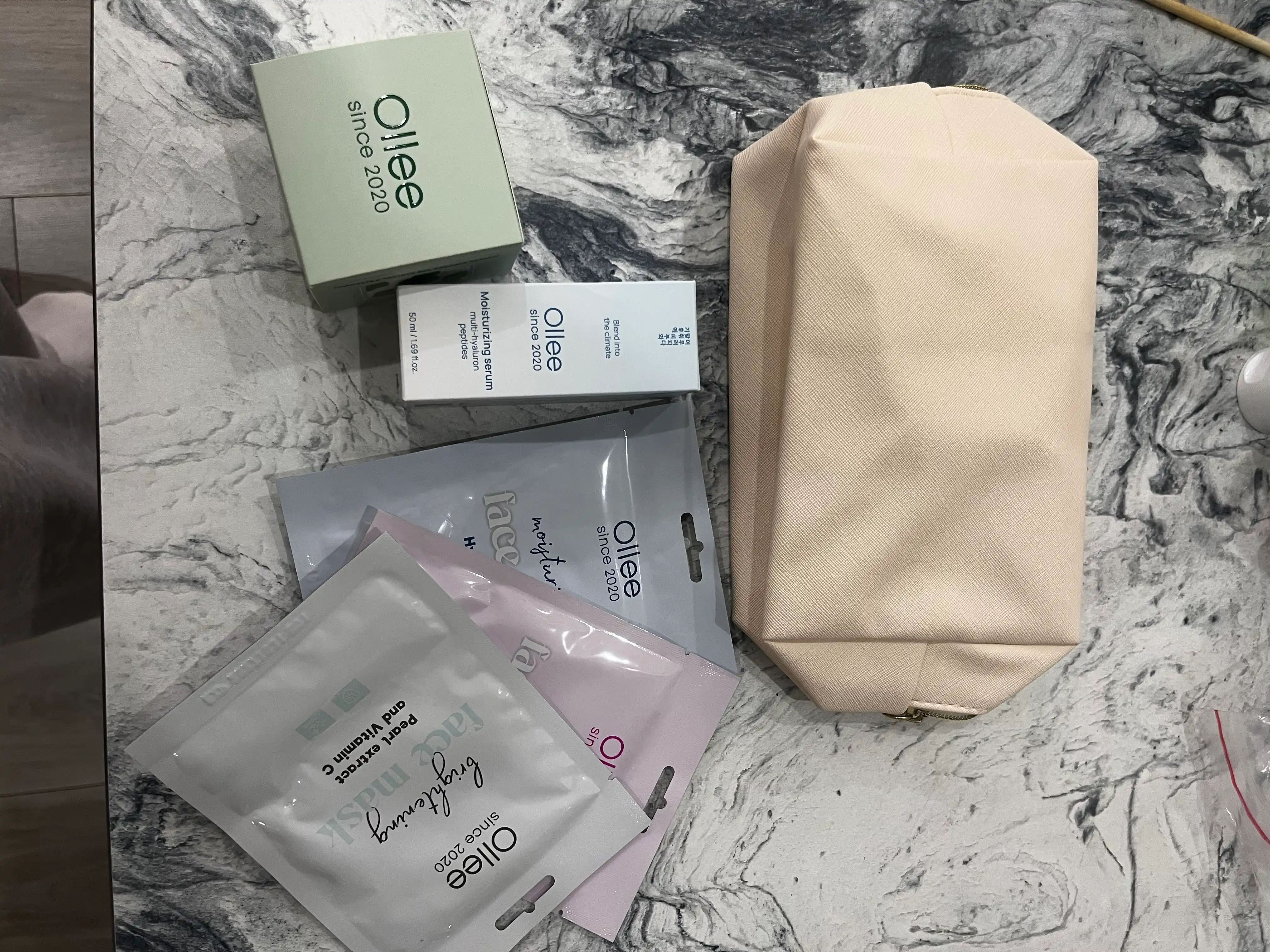 Kosmetik sovg‘a to‘plami Ollee yuz va tana parvarishi, namlantirish va tozalash uchun