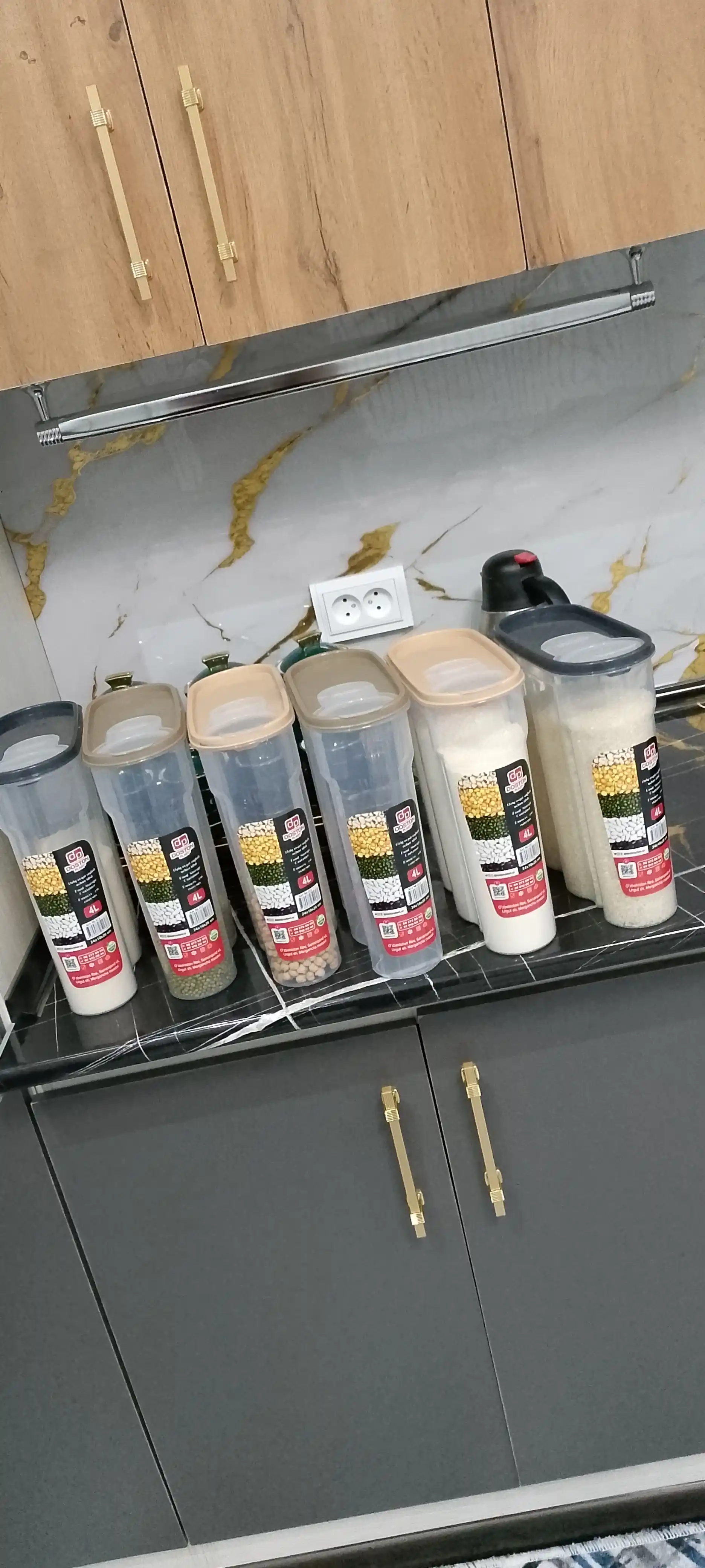 Sochiluvchan mahsulotlarni (krup) saqlash uchun plastik, qopqoqli konteyner
