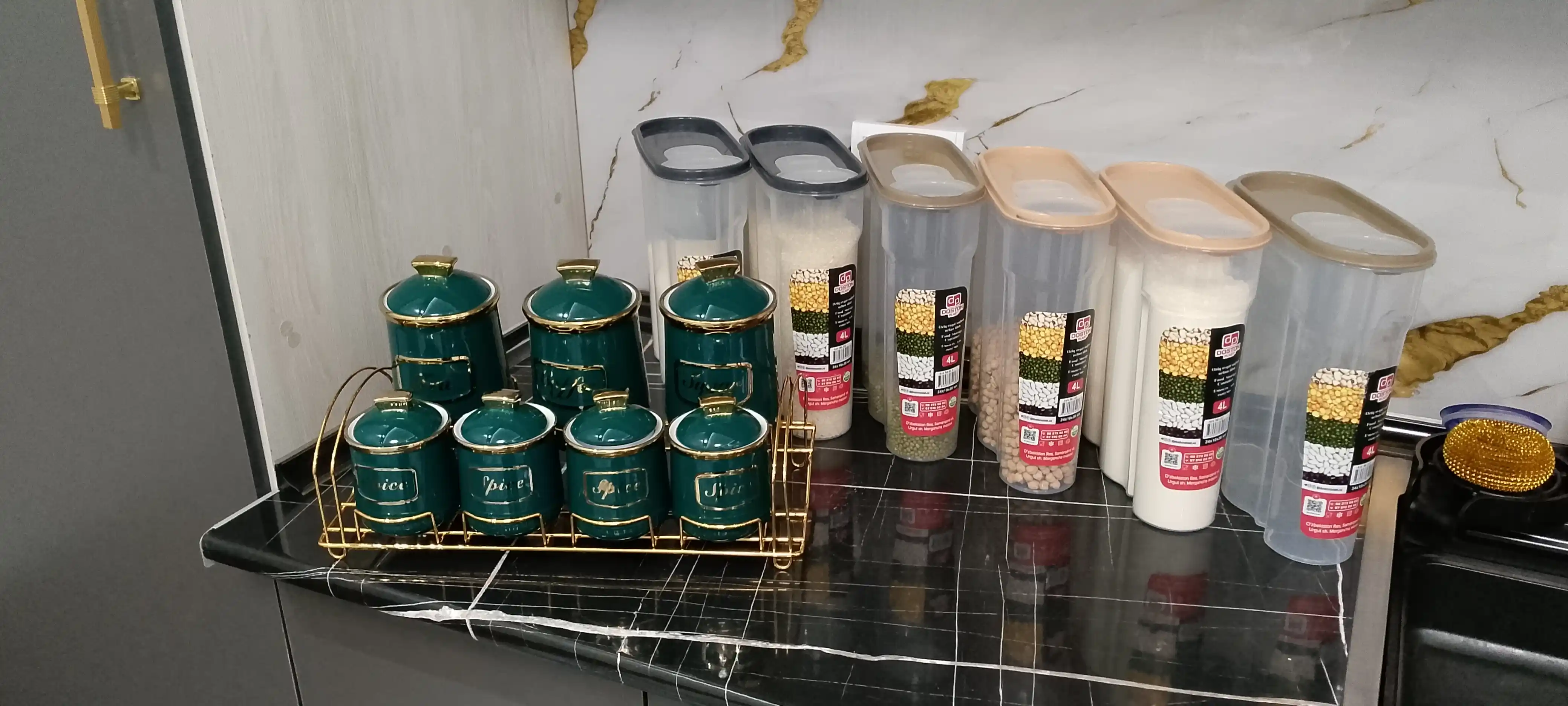 Sochiluvchan mahsulotlarni (krup) saqlash uchun plastik, qopqoqli konteyner