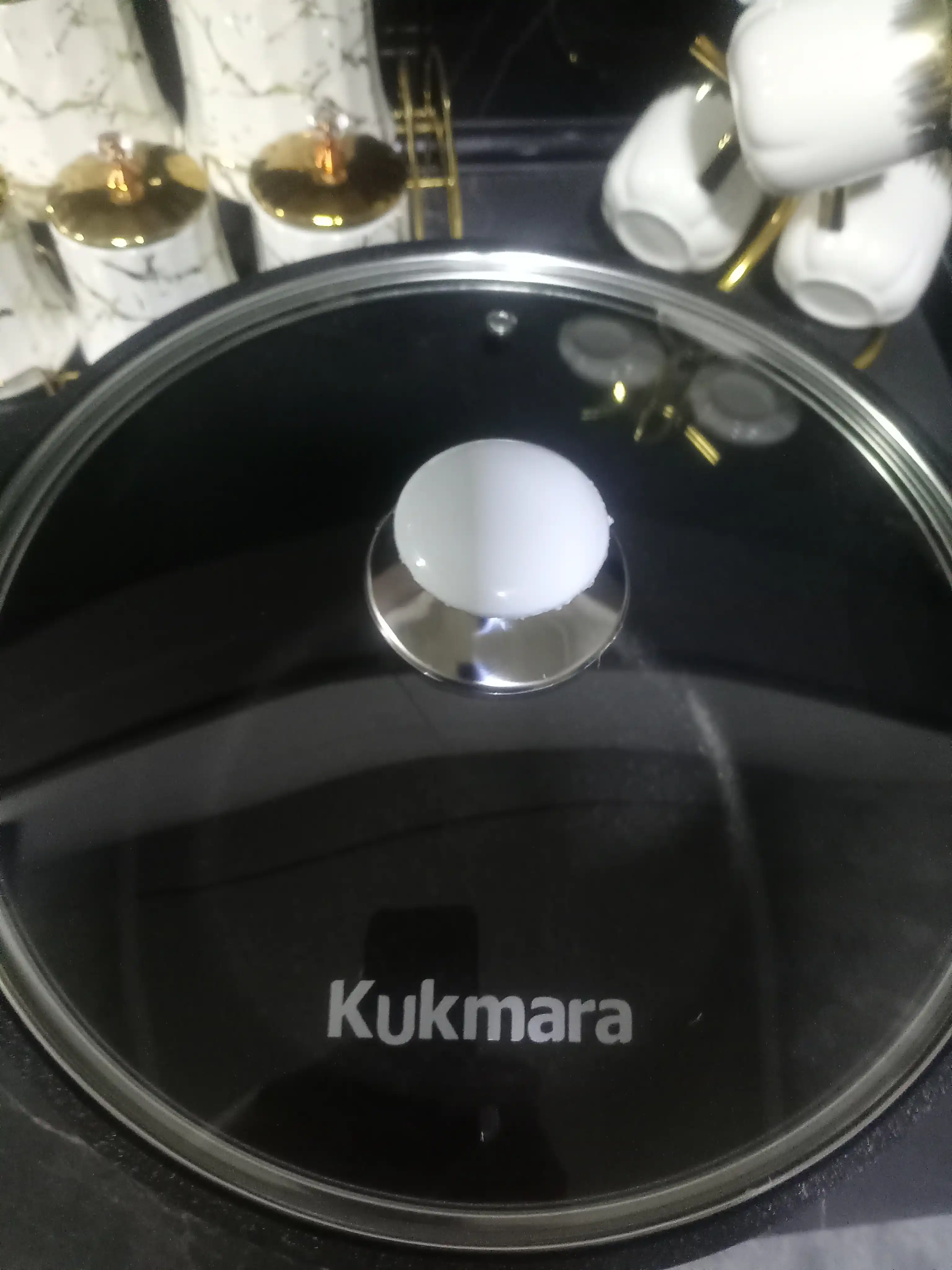Kastryulya Kukmara, shisha qopqoq bilan, qora mramor