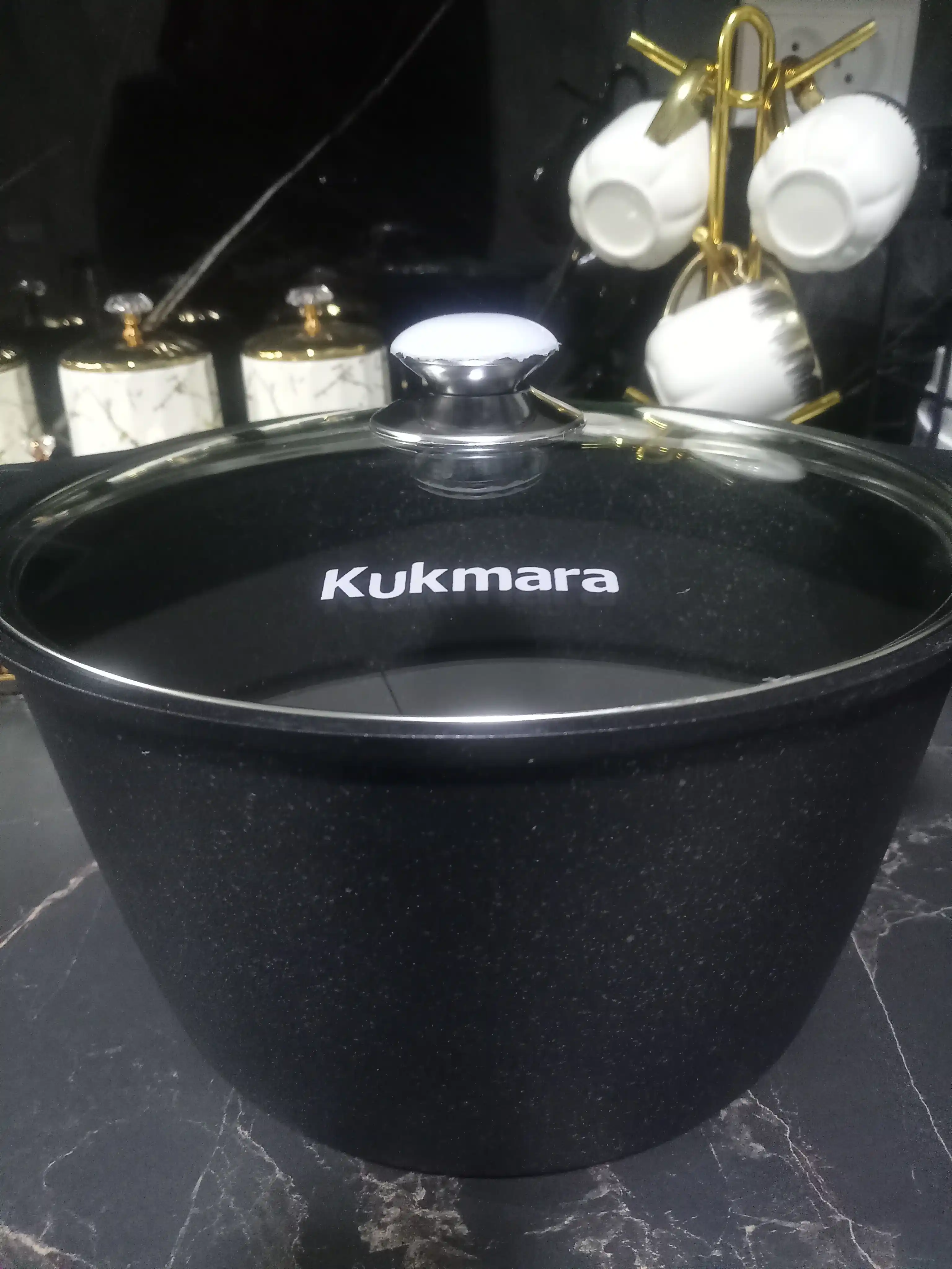 Kastryulya Kukmara, shisha qopqoq bilan, qora mramor