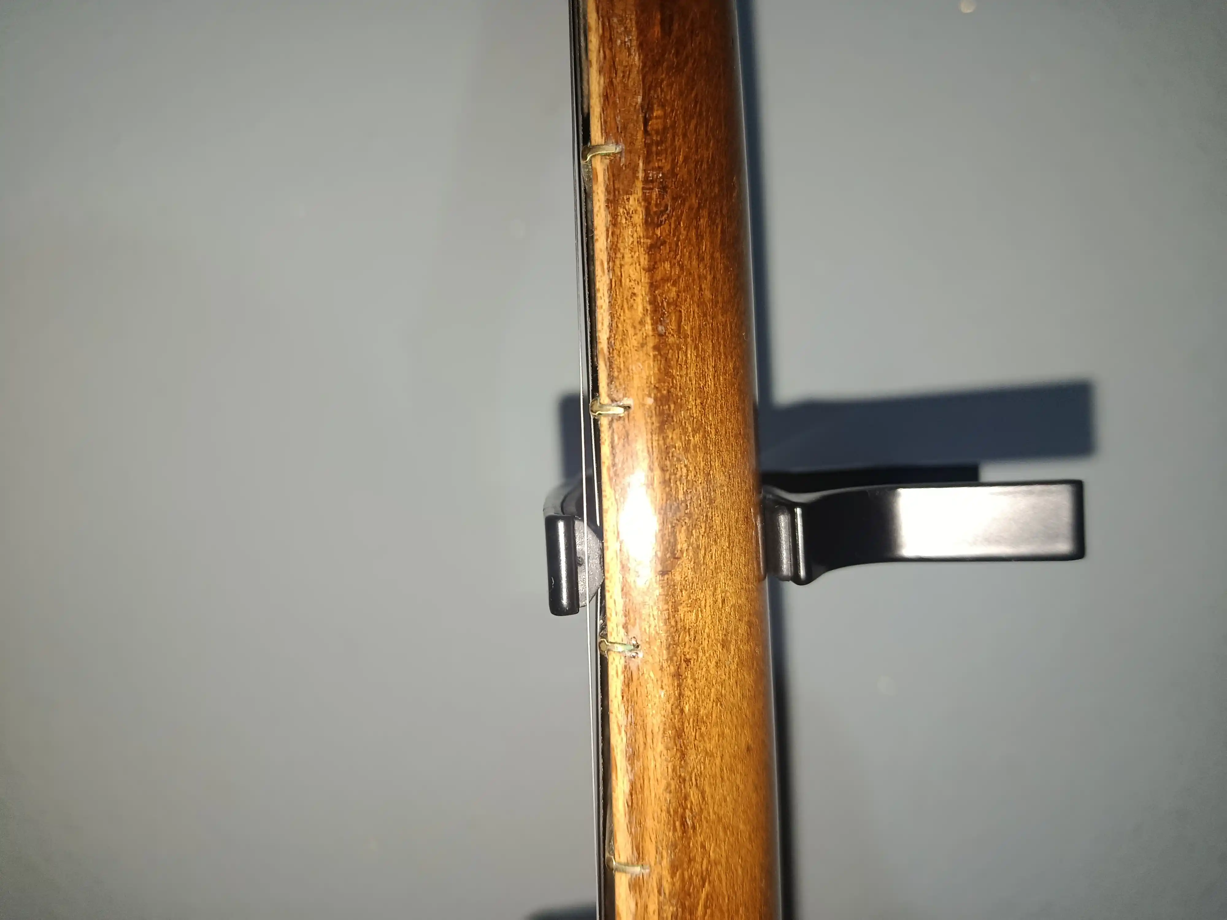 Akustik, elektr gitara va ukulele uchun universal kapodastr, torlar qisqichi