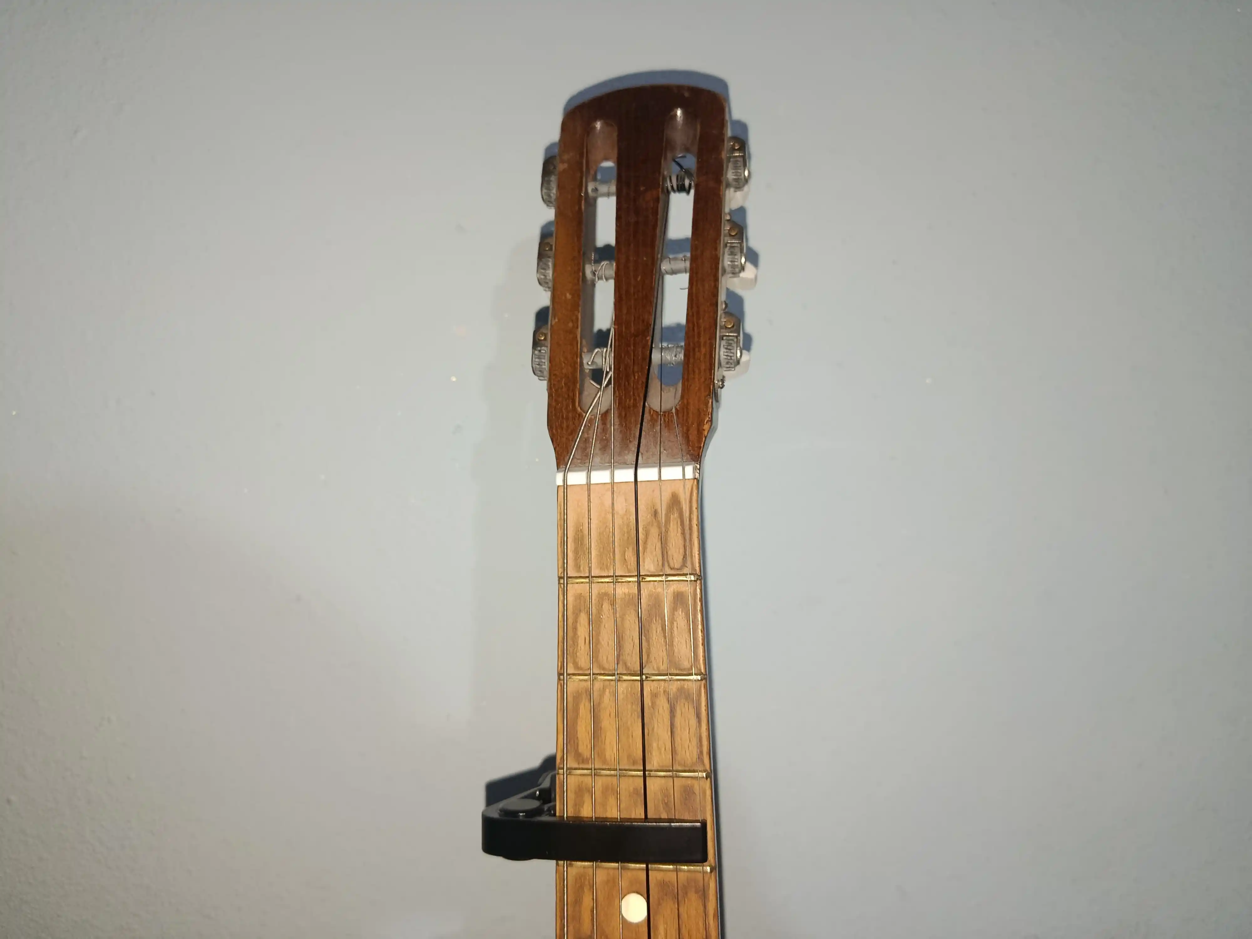 Akustik, elektr gitara va ukulele uchun universal kapodastr, torlar qisqichi