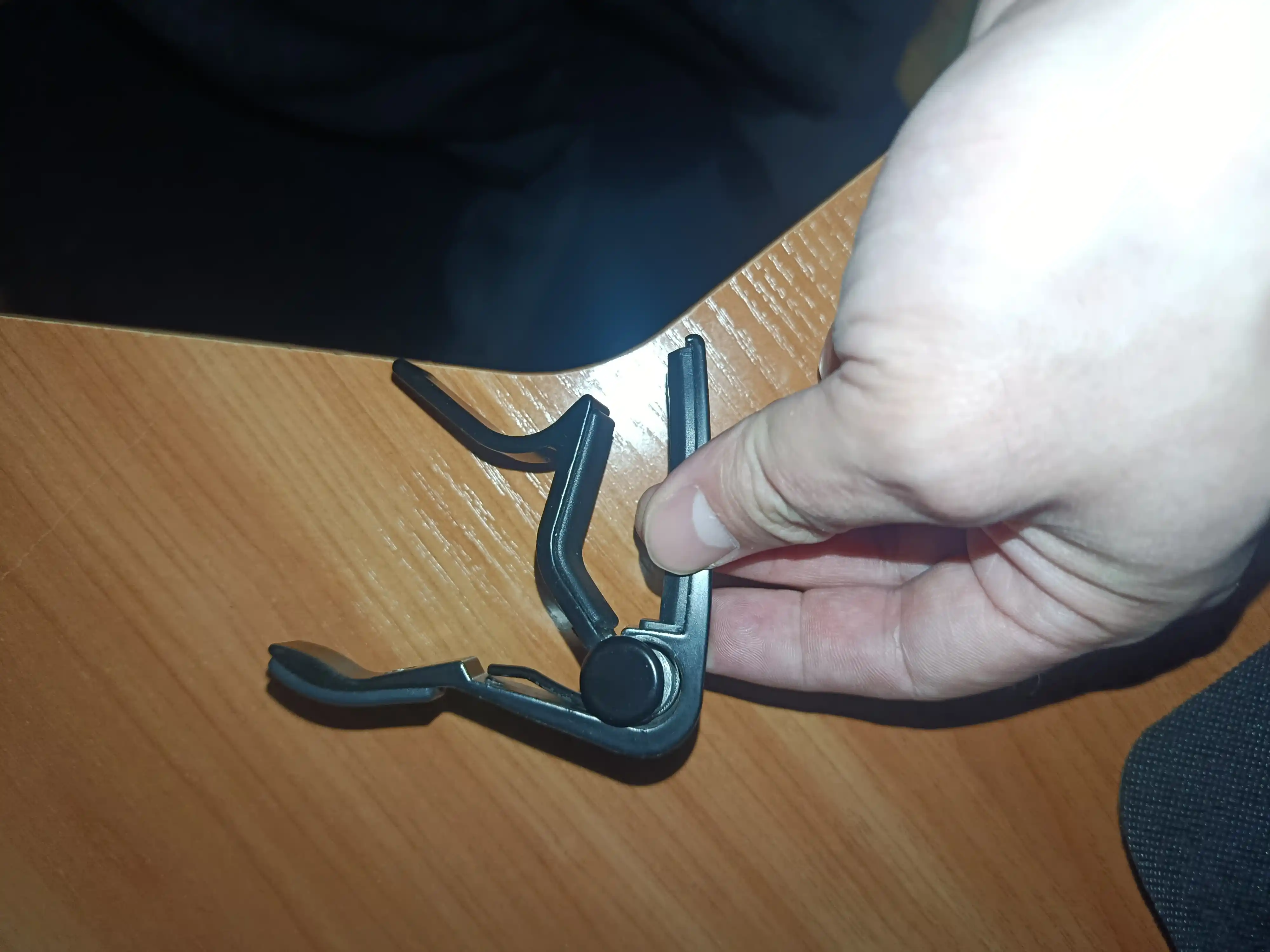 Akustik, elektr gitara va ukulele uchun universal kapodastr, torlar qisqichi