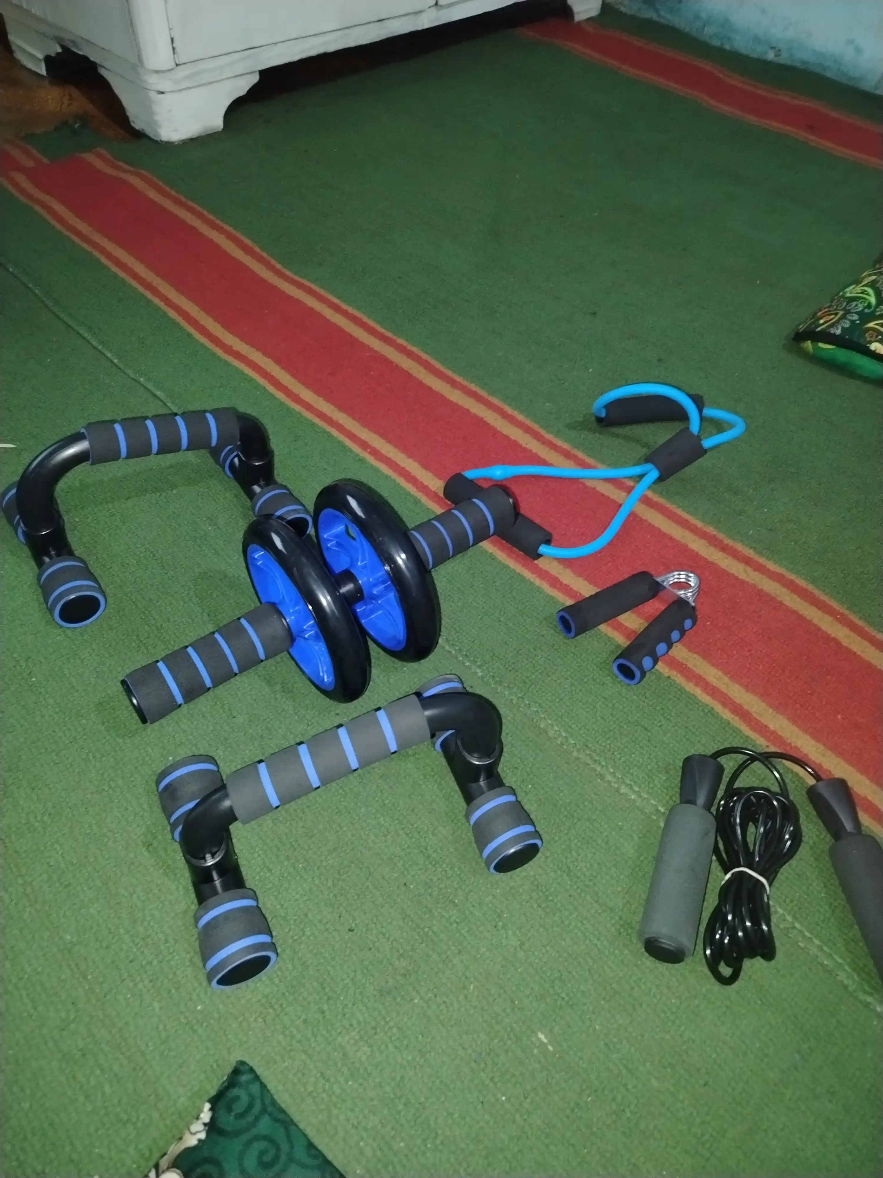 Fitnes to‘plami: press uchun rolik, qo‘llarni bukish uchun tayanchlar, 2 ta ekspander, sakrash arqoni