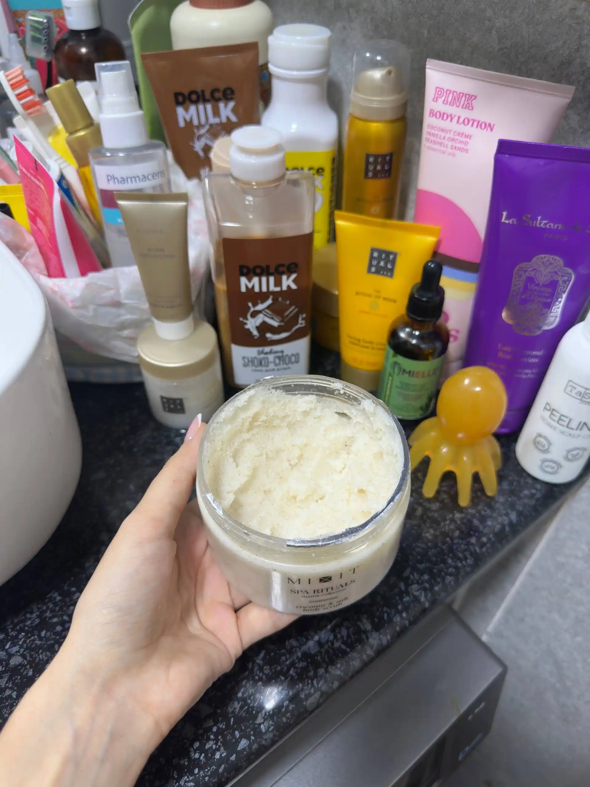 Kokos va dengiz tuzi bilan tana skrabi MIXIT Spa Rituals Coconut & Salt, 300 g