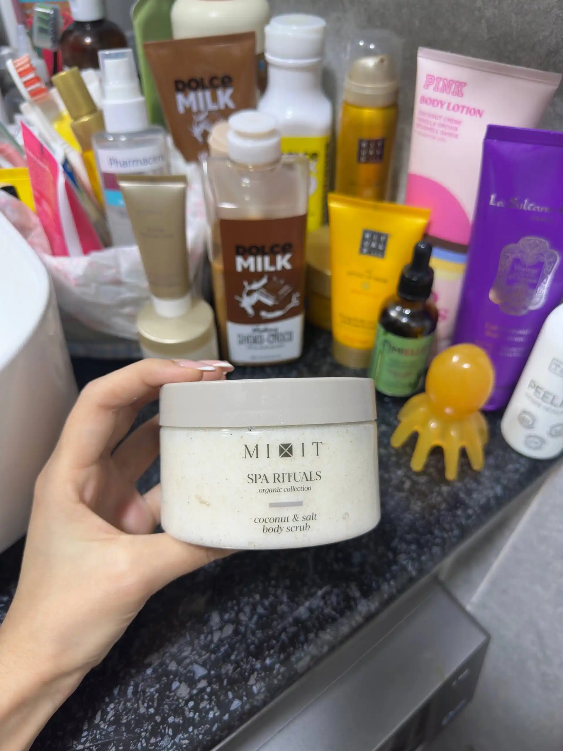 Kokos va dengiz tuzi bilan tana skrabi MIXIT Spa Rituals Coconut & Salt, 300 g