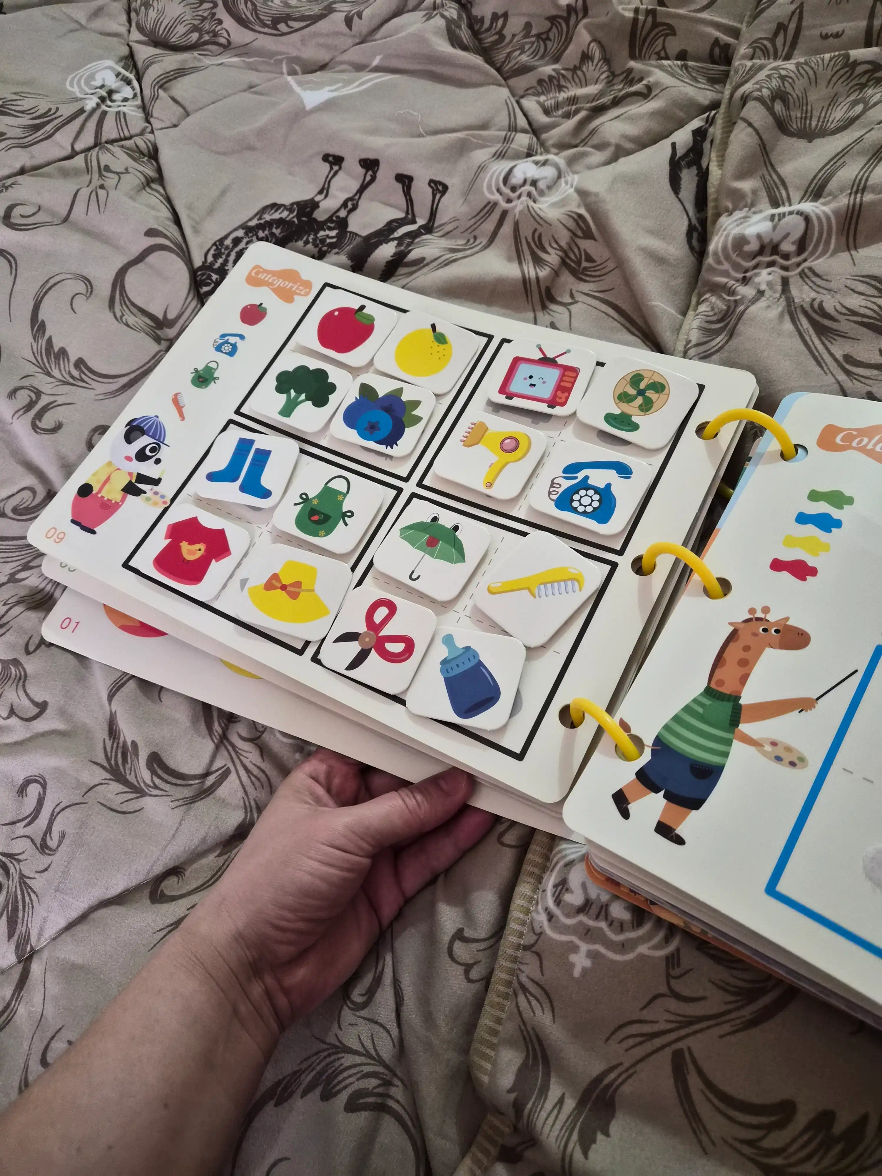 Busy Book Birinchi so‘zlar bu bolalar uchun  ingliz tilidagi kitob, rivojlantiruvchi
