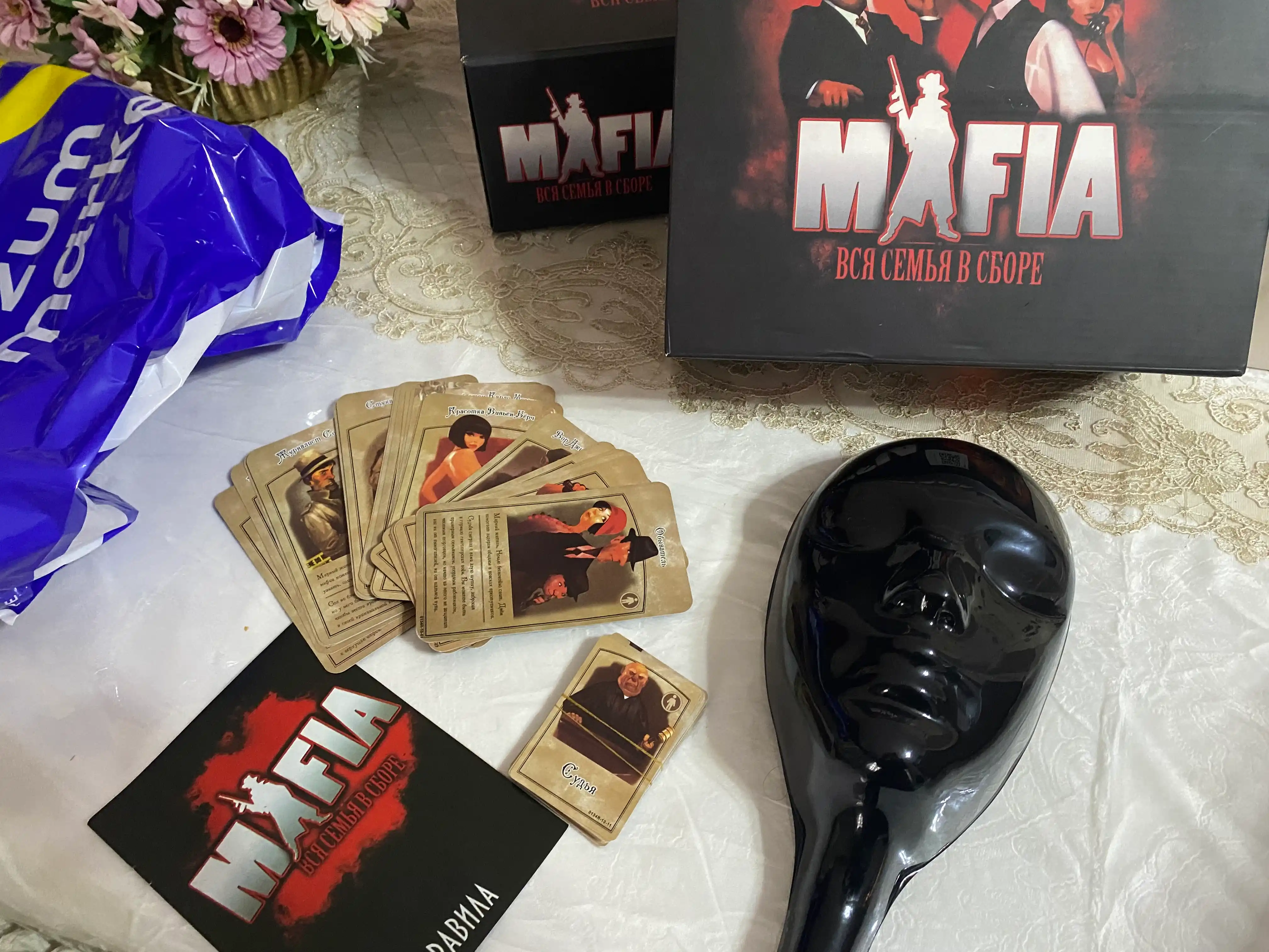 Настольная игра Мафия, карточная игра Мафия, вся семья вместе