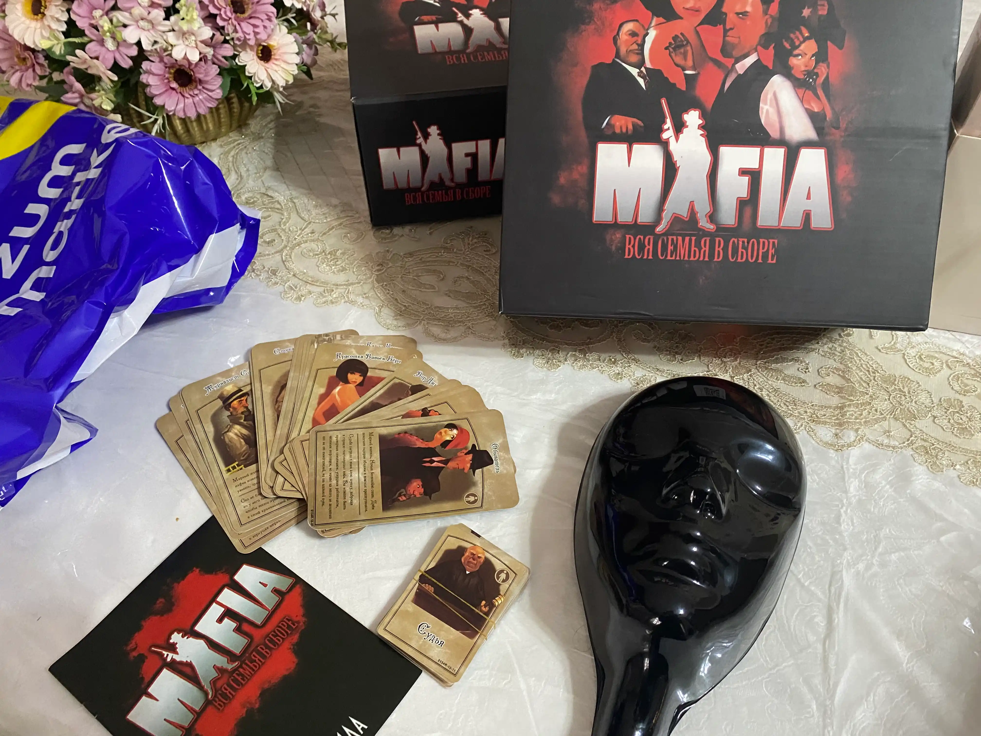 Настольная игра Мафия, карточная игра Мафия, вся семья вместе