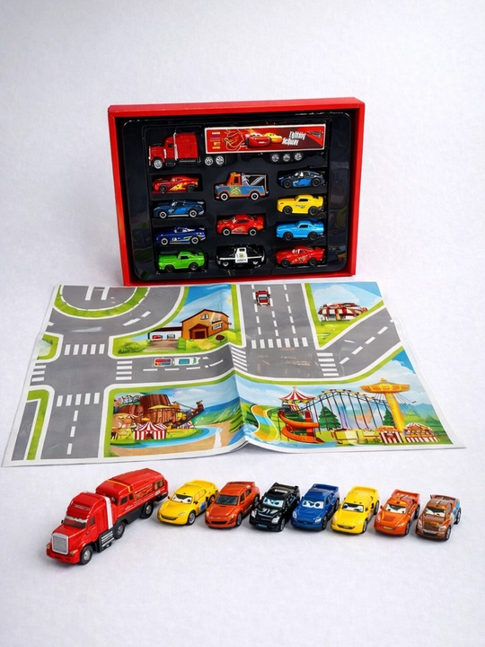 Gilamchali va hadya paketiga ega Cars o‘yinchoq mashinalari to‘plami