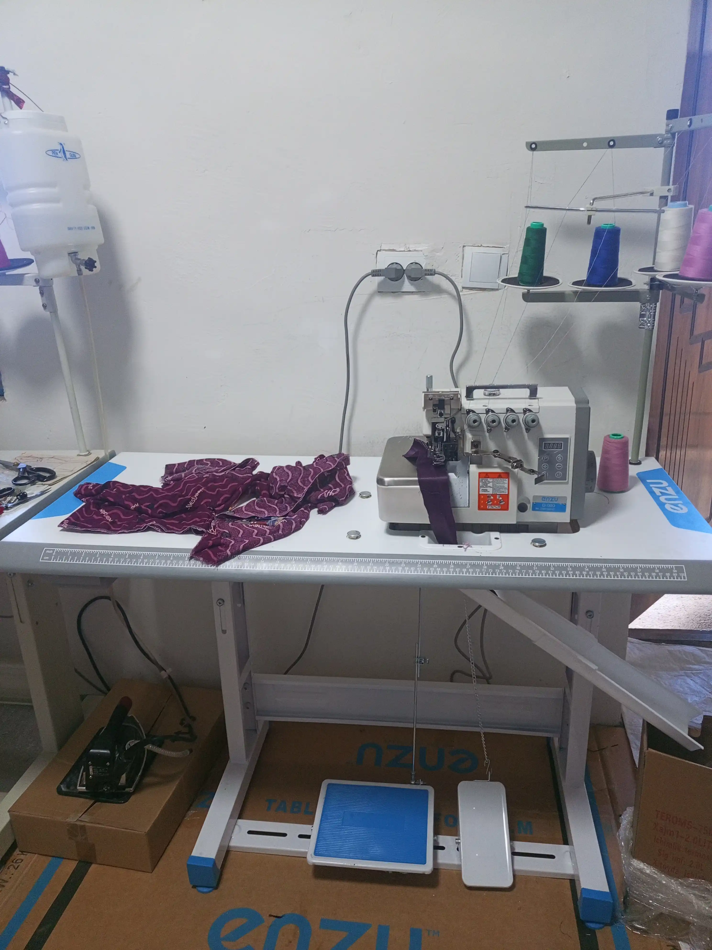 Tikuv mashinasi ENZU D-952, overlock, avtomatik moylash, ko‘p qatlamli matolar uchun