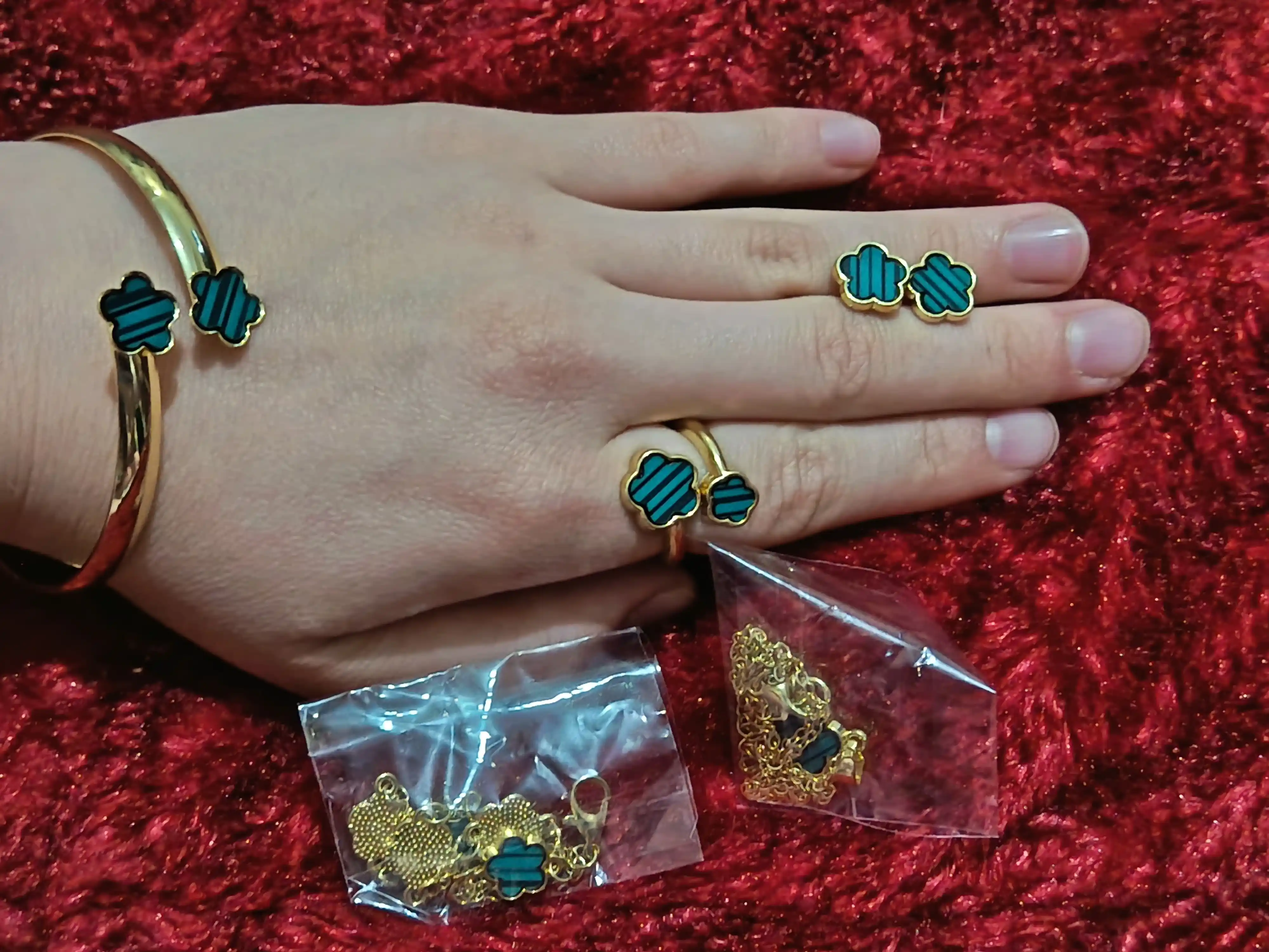 Ayollar taqinchoqlari to‘plami, marjon, zirak, uzuk, taqinchoqlar to‘plami