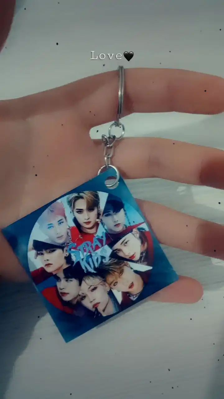 Stray Kids, K-POP rasmi tushurilgan brelok 