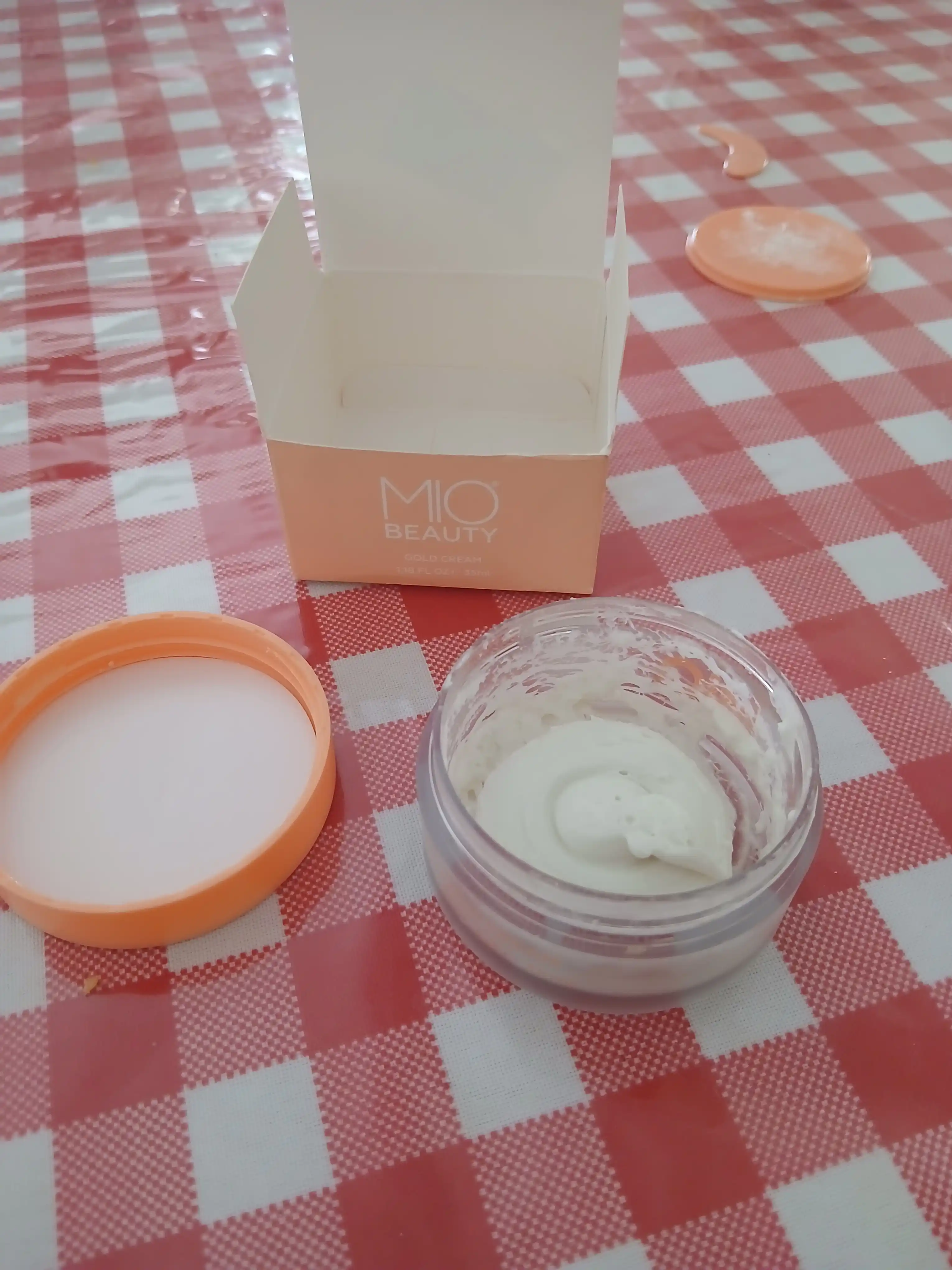 Ajinlarga qarshi oltin krem - Mio Beauty