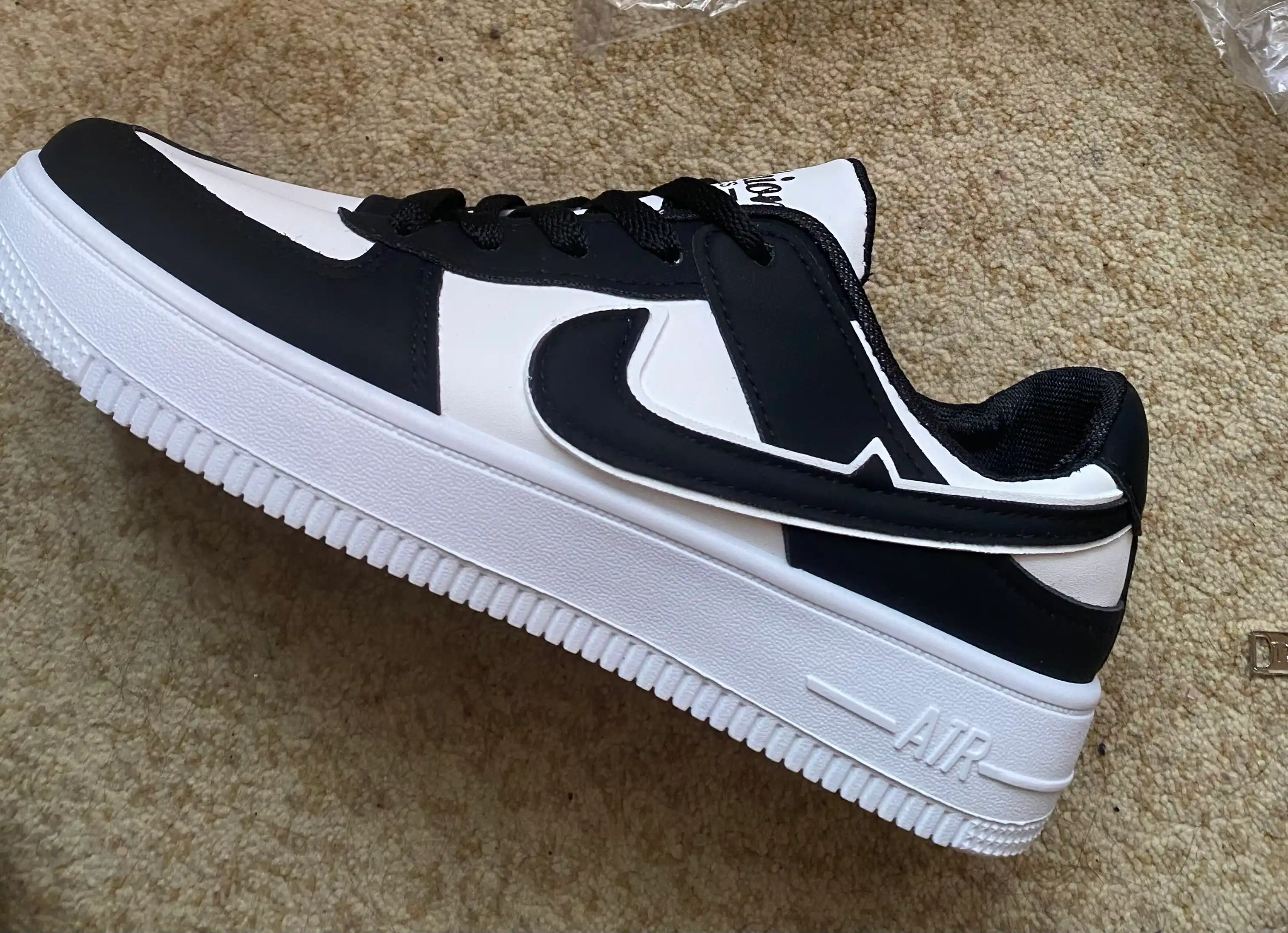 Nike’dan har qanday ob-havo uchun yumshoq va qulay oq AIR FORCE krossovkalari