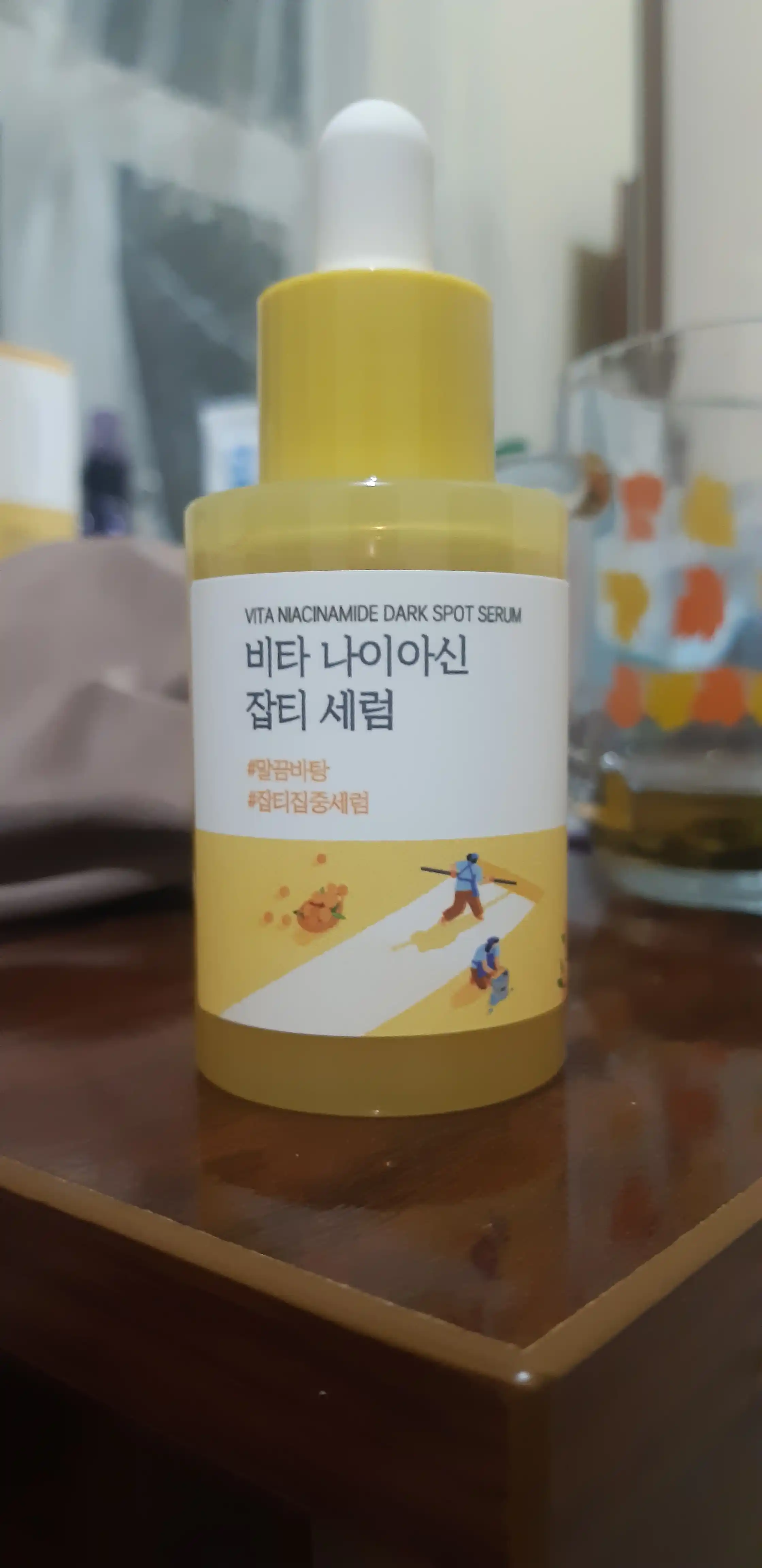 Round Lab Vita Niacinamide Dark Spot Serum bilan tiniqlashtiruvchi kapsulali zardob