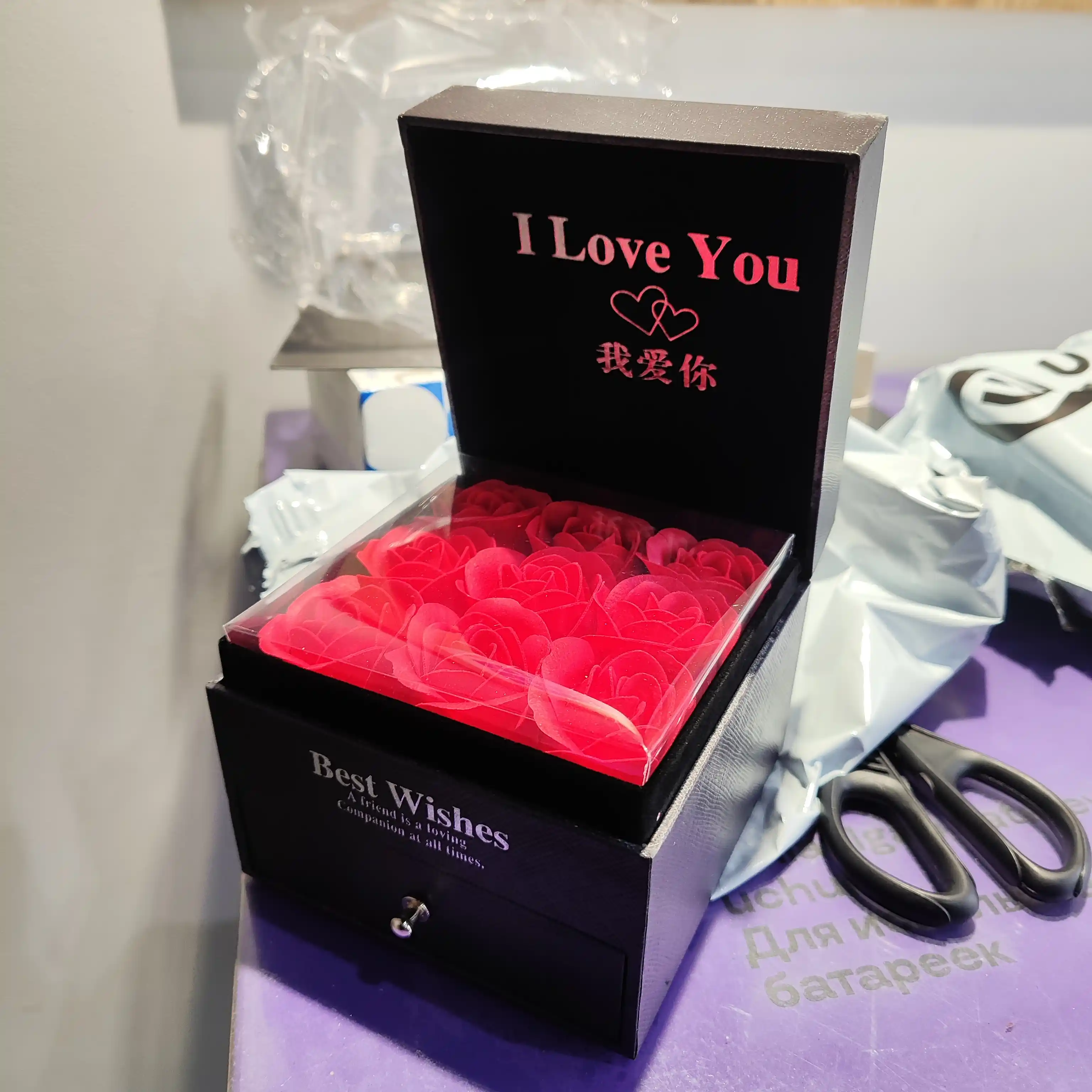 Подарочный набор с цепочкой в коробке с 9 розами для женщин и девушек