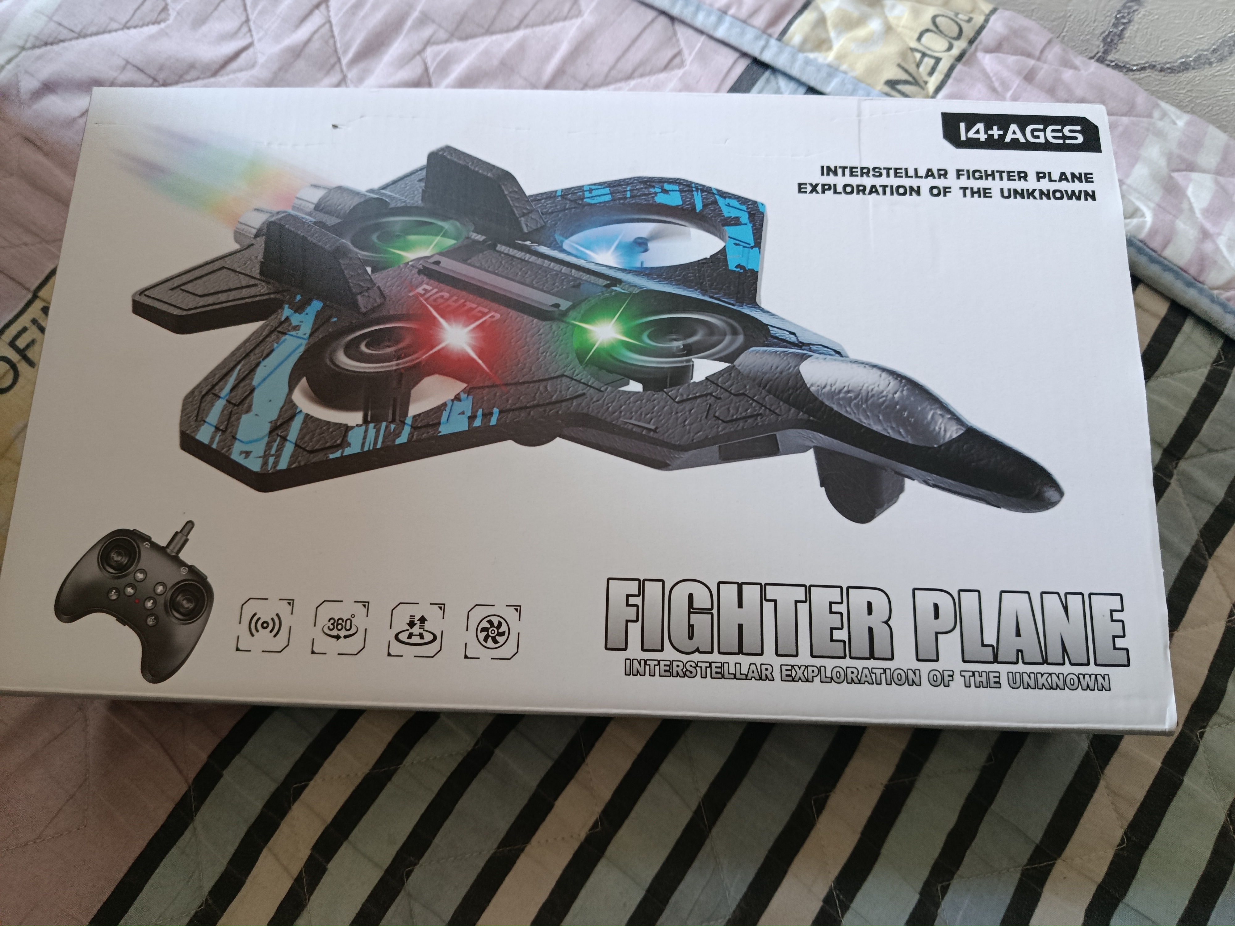 360° tryuklar va yorqin RGB yoritgichlarga ega, radio orqali boshqariladigan Fighter dron-samolyoti