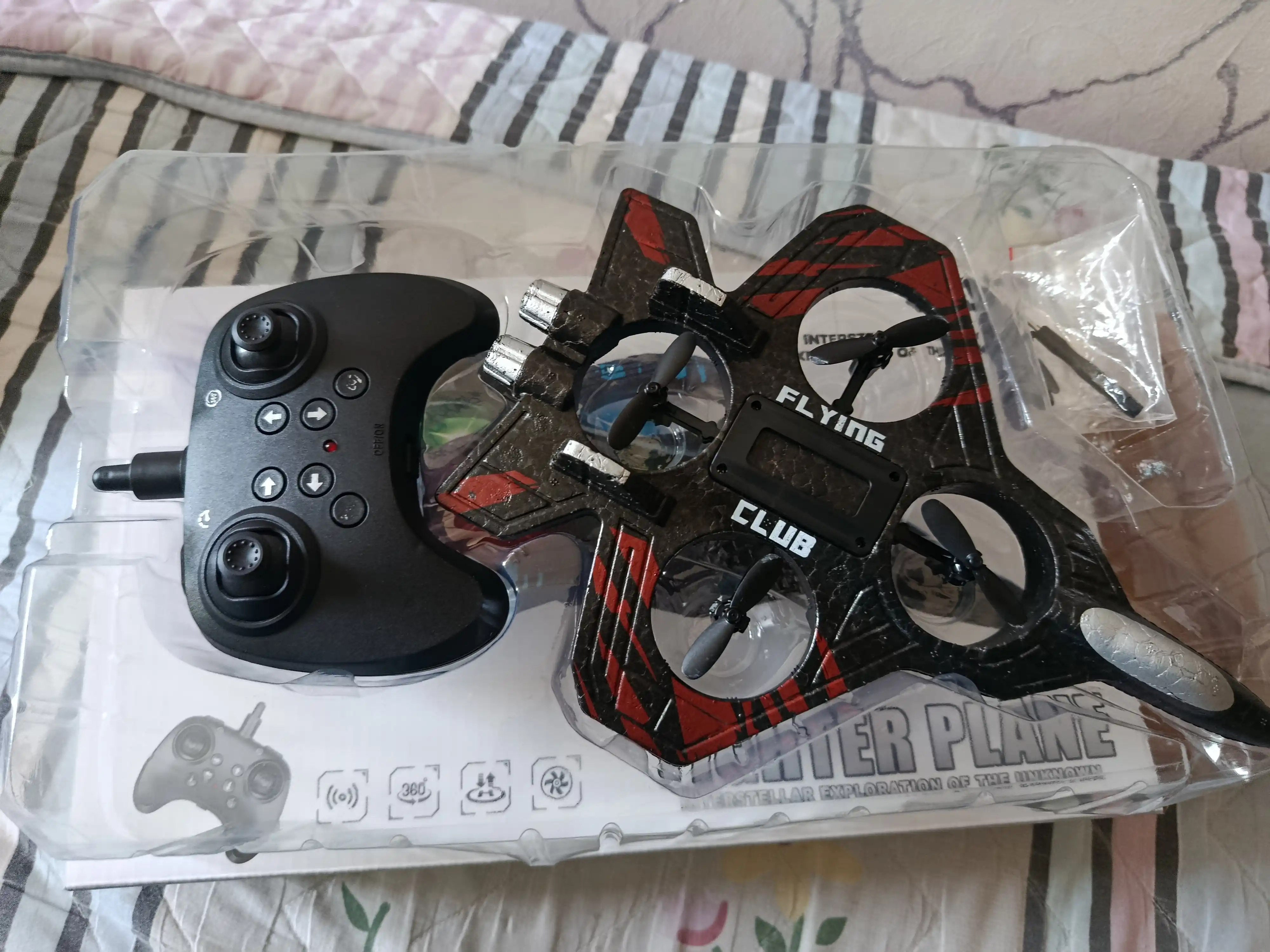 360° tryuklar va yorqin RGB yoritgichlarga ega, radio orqali boshqariladigan Fighter dron-samolyoti