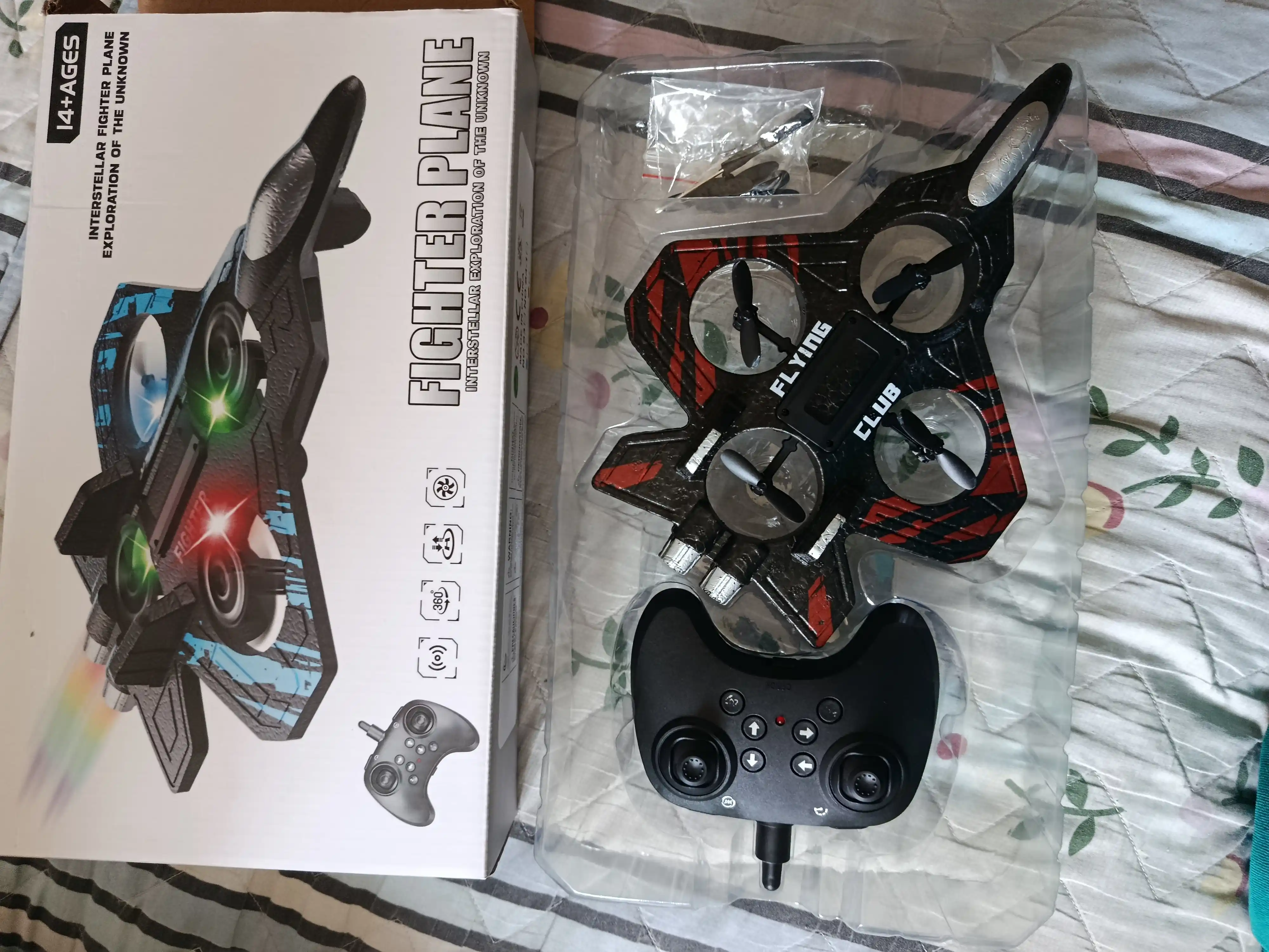 360° tryuklar va yorqin RGB yoritgichlarga ega, radio orqali boshqariladigan Fighter dron-samolyoti