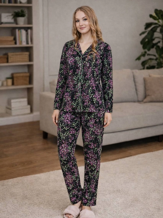 Shimlar va tugmachali ko'ylakli ayollar uy kostyumi, gulli bosma pijama - 