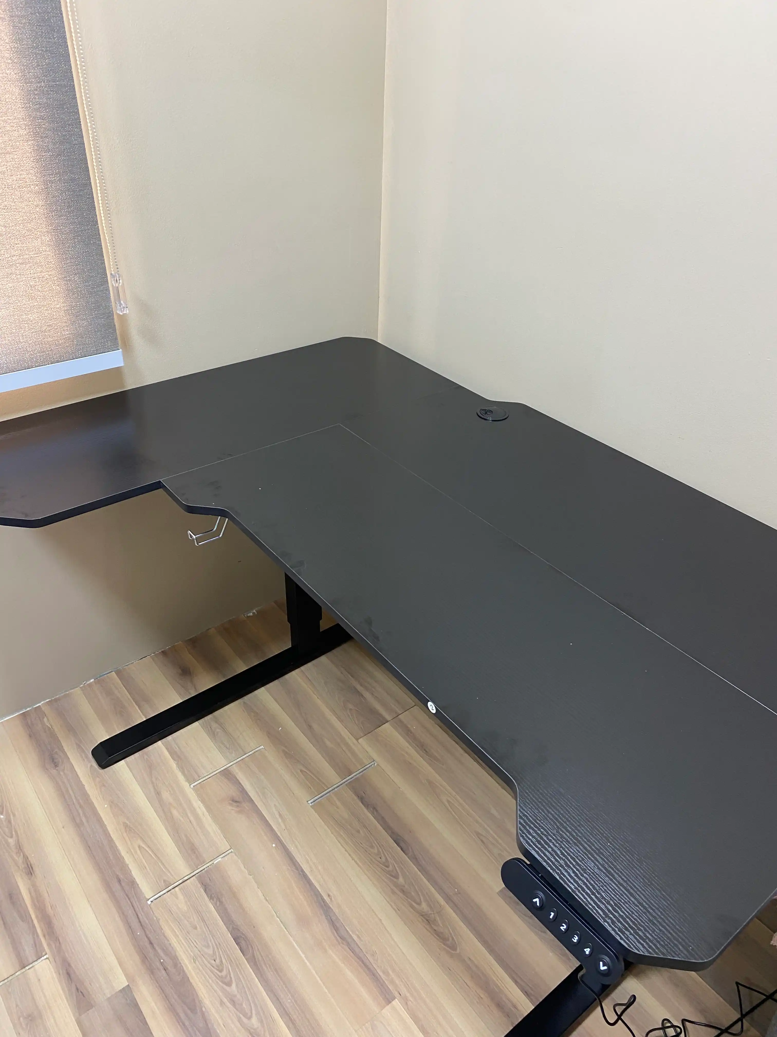 Elektr balandligi sozlanishi kompyuter stoli, 150 × 78 sm