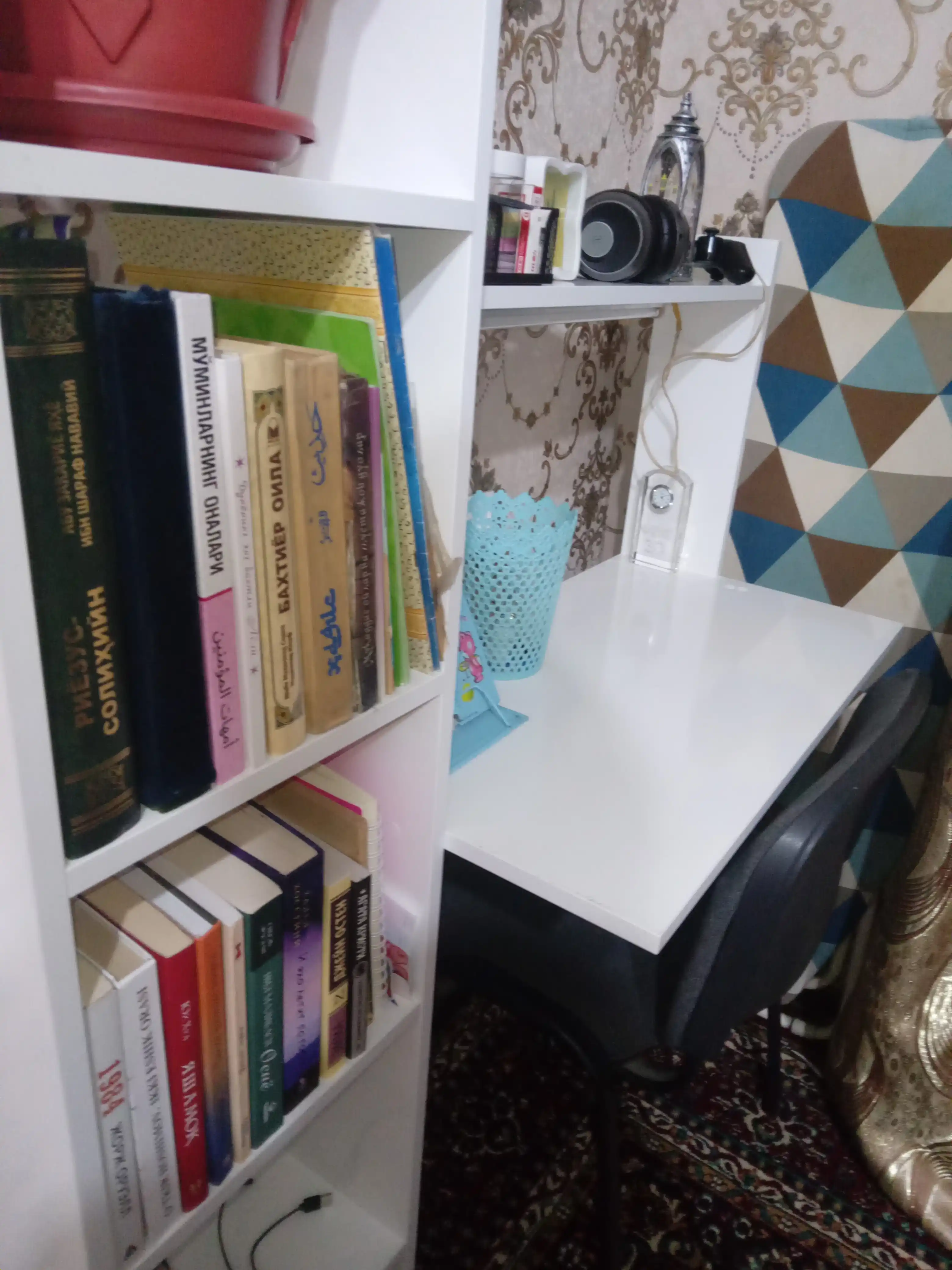 Стол письменный с верхней надстройкой и полками