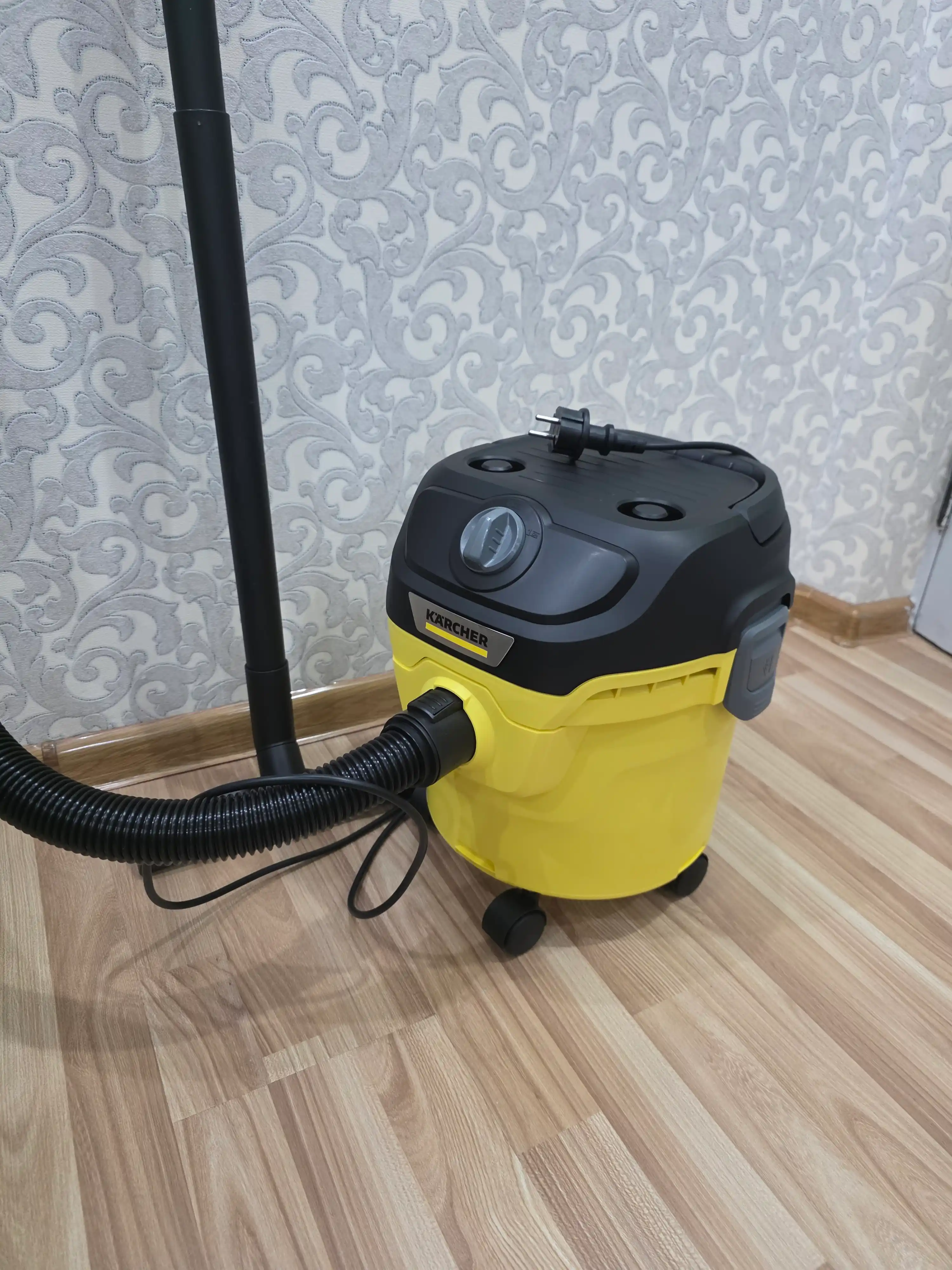 Karcher KWD 1 W V-12/2/18 1.628-401.0 – quruq va ho'l tozalash uchun maishiy changyutgich