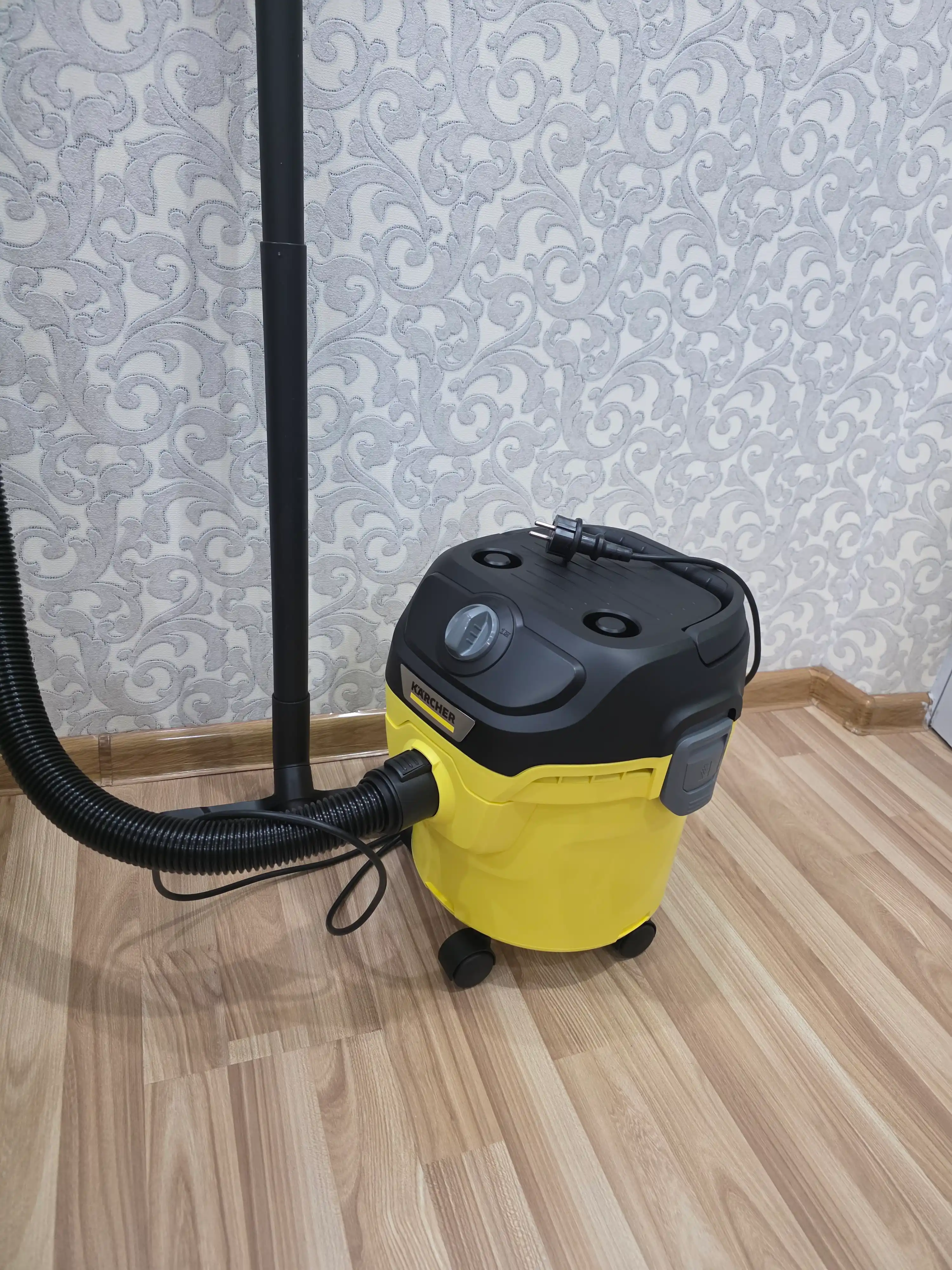 Karcher KWD 1 W V-12/2/18 1.628-401.0 – quruq va ho'l tozalash uchun maishiy changyutgich