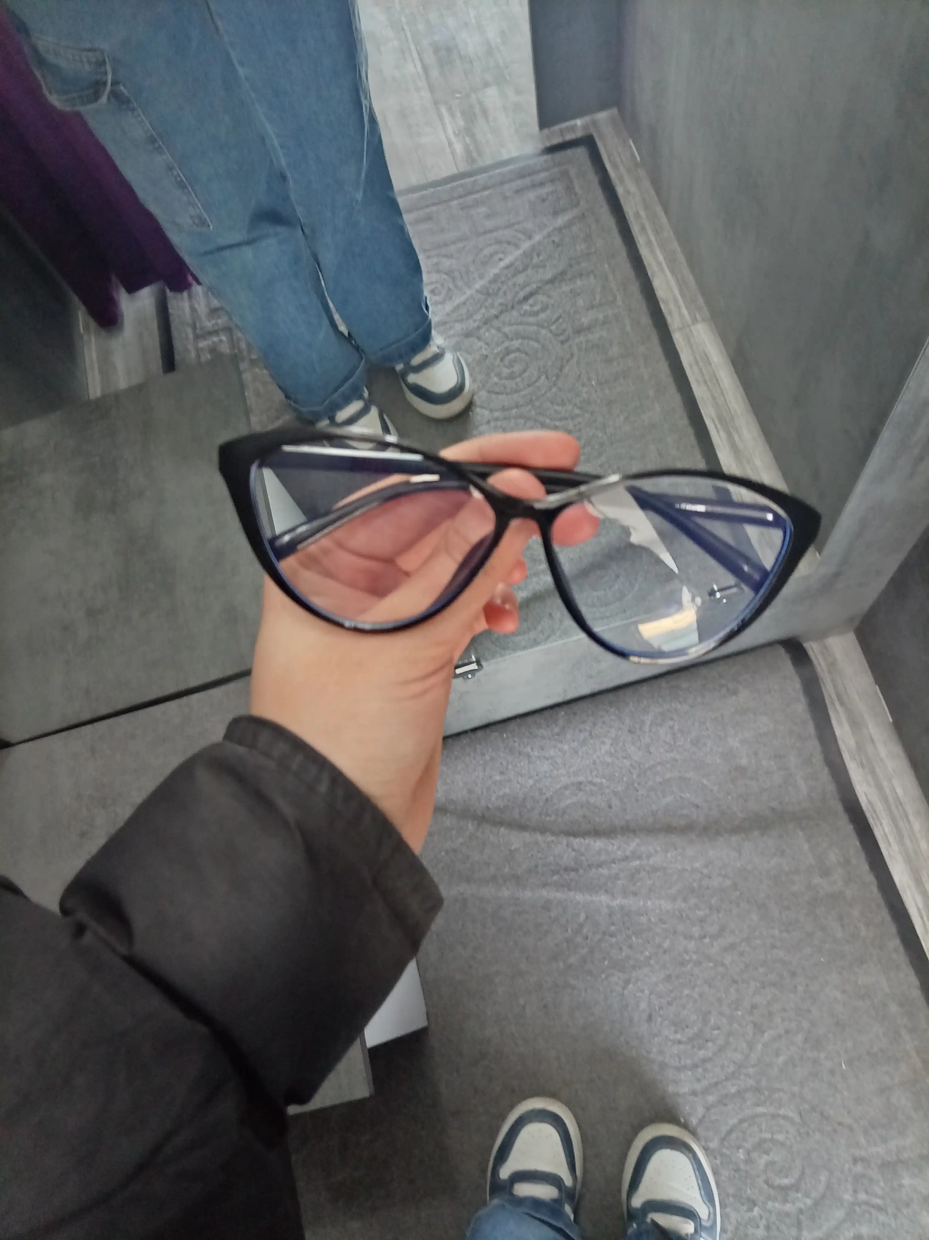 Moviy nurdan himoyalangan ayollar moda ko'zoynaklari