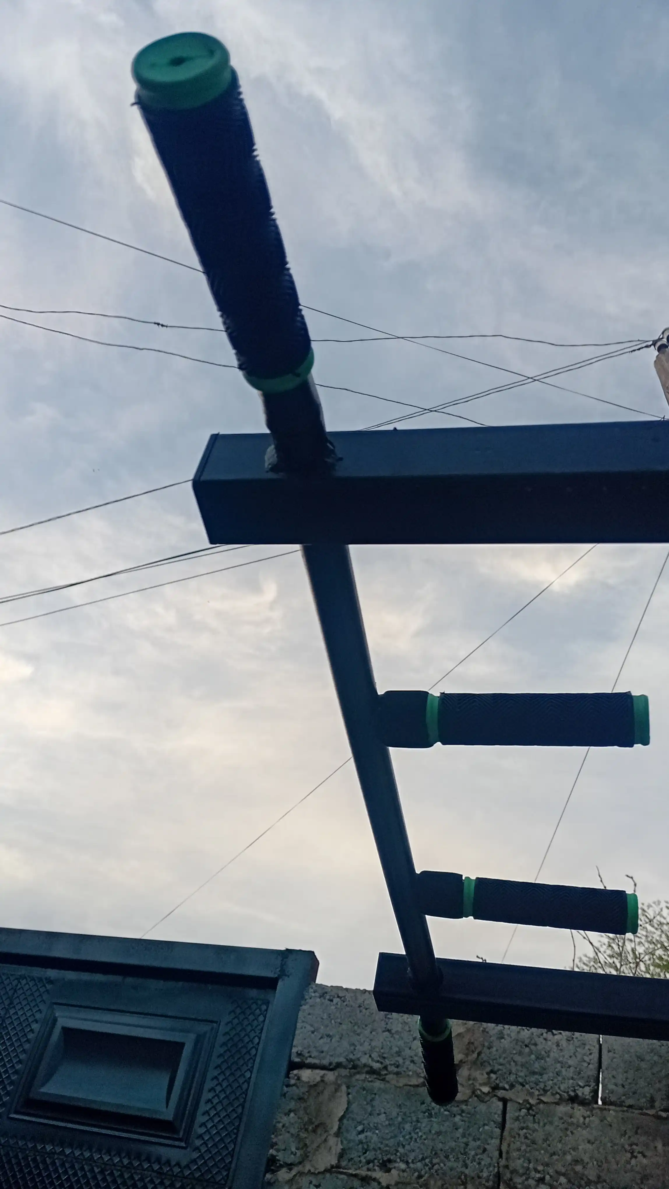 Turnik devorga oson va ishonchli mahkamlanadi, sovg‘aga 8 ta anker va 1 ta kalit