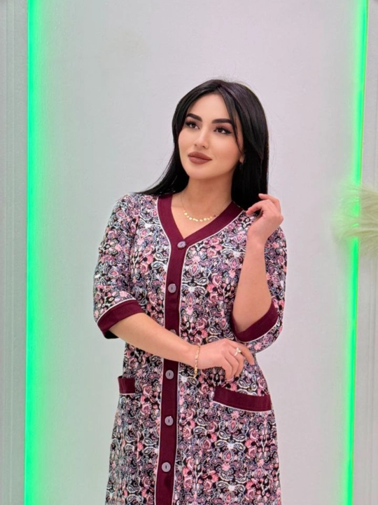 Ayollar uchun zamonaviy tugmali xalat / uy libosi