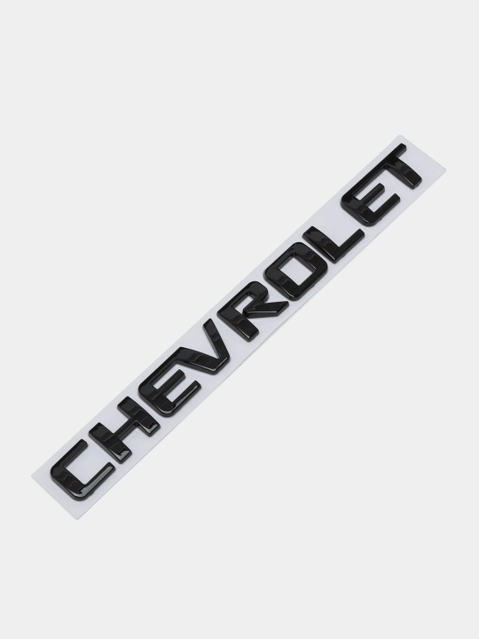 Qora rangli Chevrolet avtomobillari kuzovidagi yozuvlar