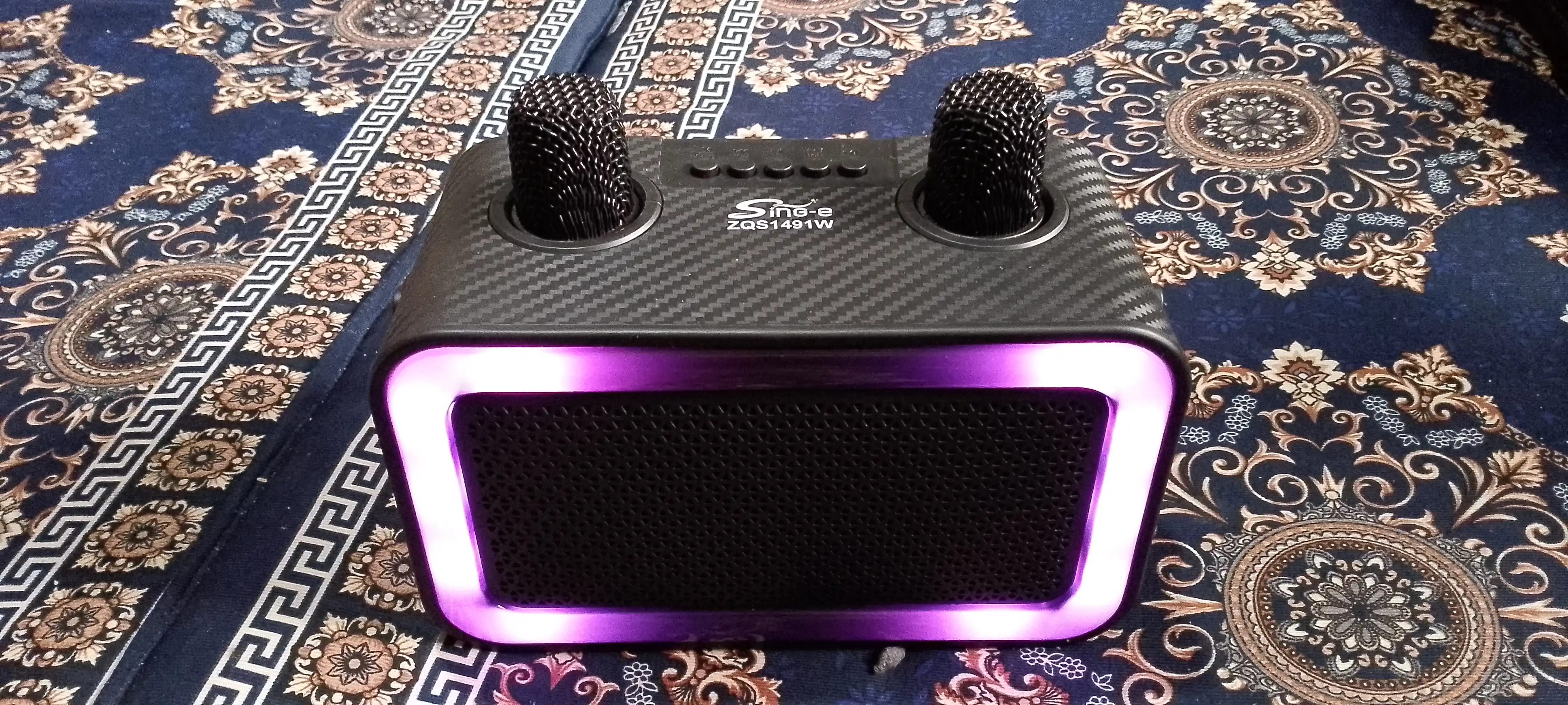 Колонка для музыки караоке LED подсветкой, 2 микрофона, Bluetooth, мощный бас и яркие огни