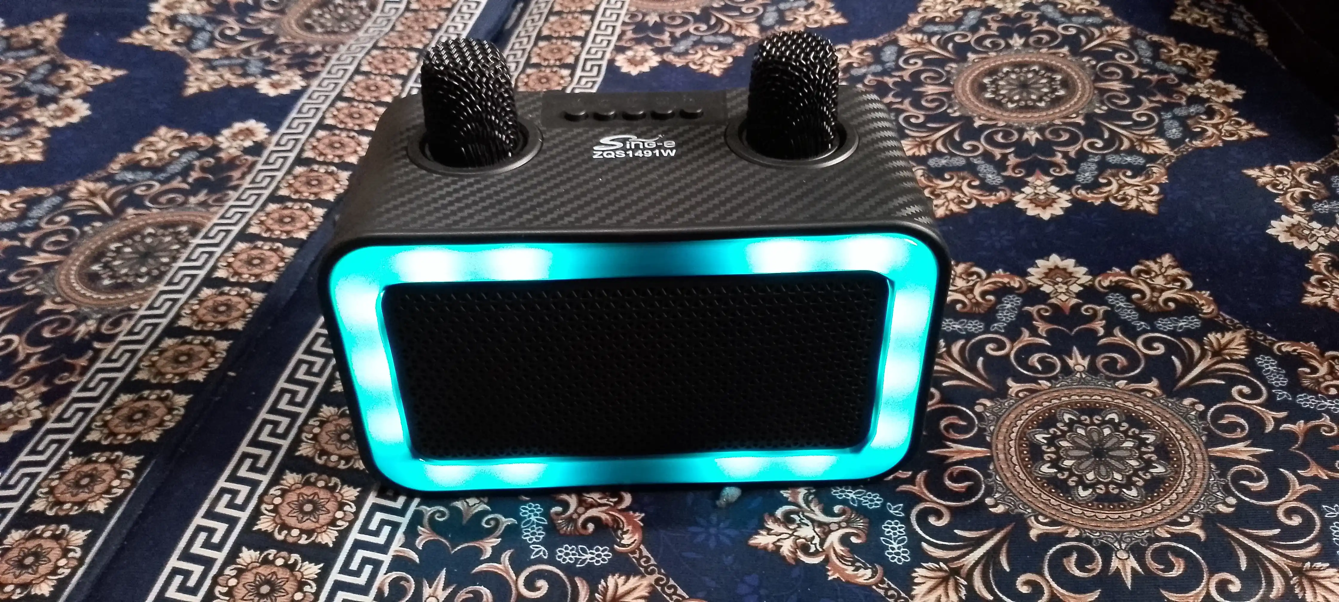 Колонка для музыки караоке LED подсветкой, 2 микрофона, Bluetooth, мощный бас и яркие огни