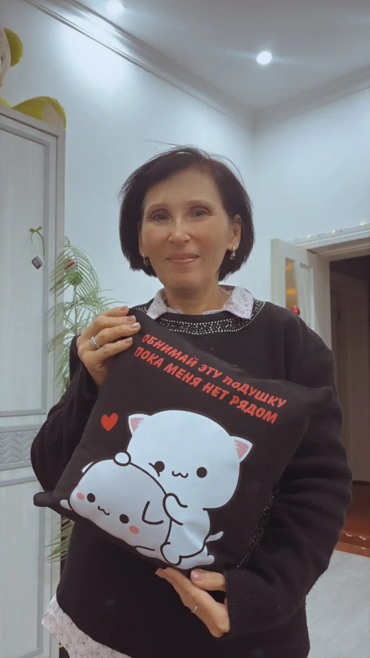 Подушка с принтом и надписью "Обнимай эту подушку пока меня нет рядом" в подарок близким