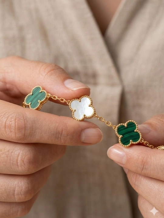 Браслет клевер женский – золотистый браслет с зелёным и белым клевером, модное украшение