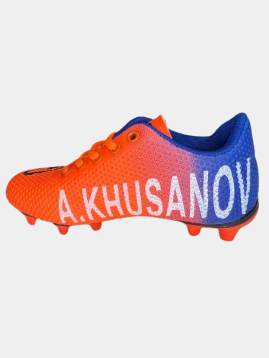 Erkaklar uchun futbol butsilari, maydon uchun oyoq kiyim. A Khusanov ismi tushurilgan