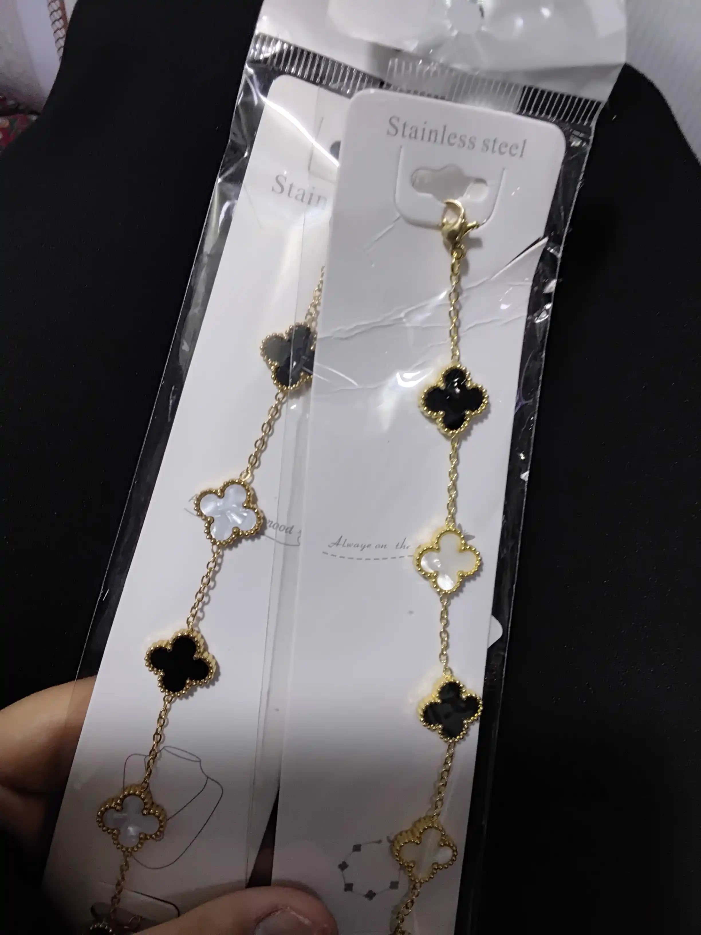 Ayollar va qizlar uchun bilaguzuklar Van Cleef, rangini o'zgartirmaydi va qoraymaydi
