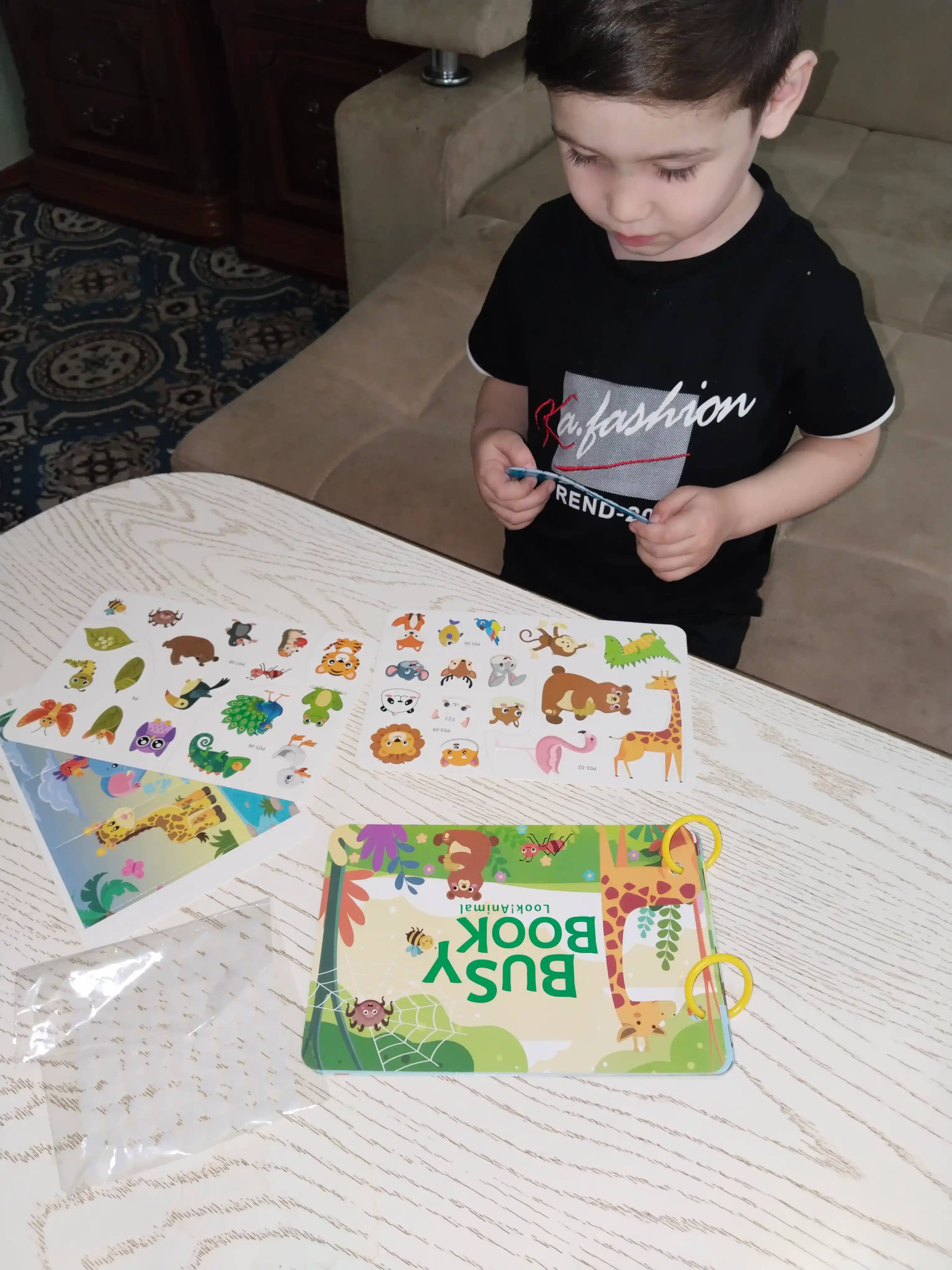 Bolalar uchun o'quv kitobi va alifbosi Busybook, lipuchkali Montessori kitobi