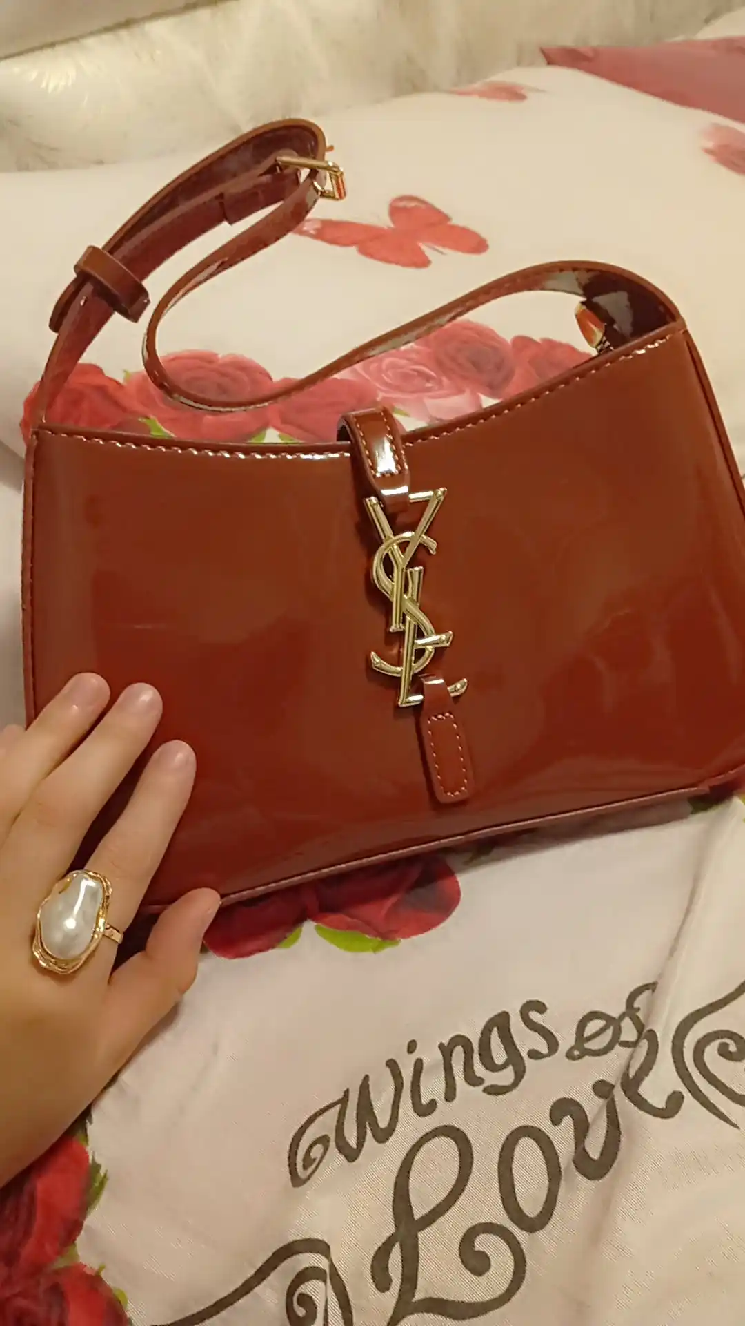 Ayollar nafis sumkasi, oltin rangli furnituraga ega, laklangan charm
