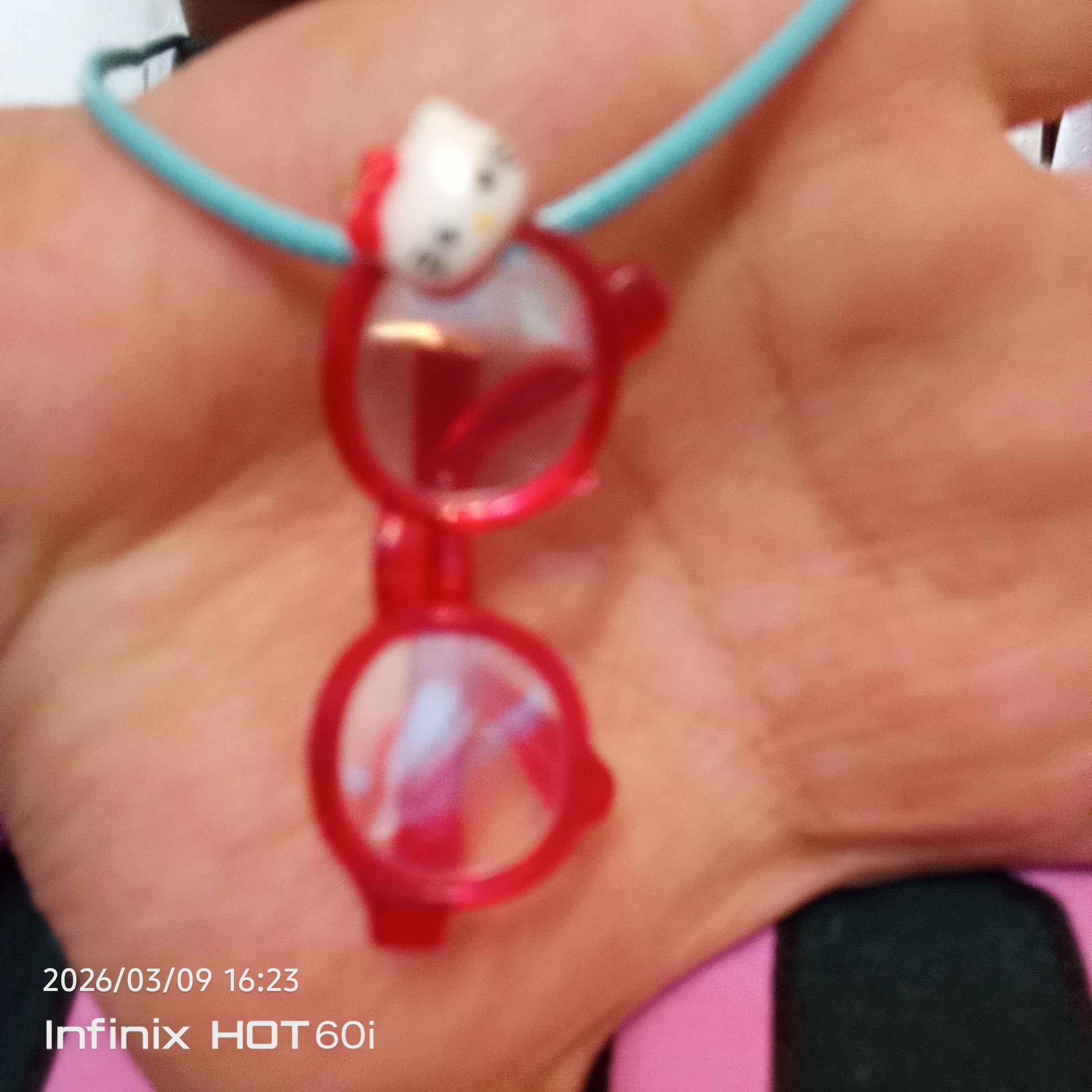 Ayollar zanjiri, marjon, "Hello Kitty ko‘zoynak" y2k, dofamin uslubi
